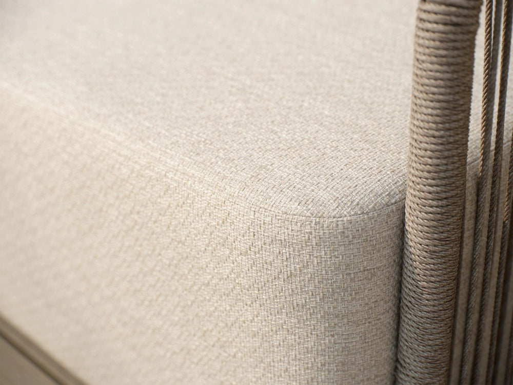 Nahaufnahme eines Kapalai Garten Loungesofa Sets (5-Sitzer) von Finqa GmbH, zeigt beige Polster mit kunstvoll verflochtenem Seildesign um eine vertikale Stütze, verkörpert stilvolle Entspannung und maritime Eleganz.