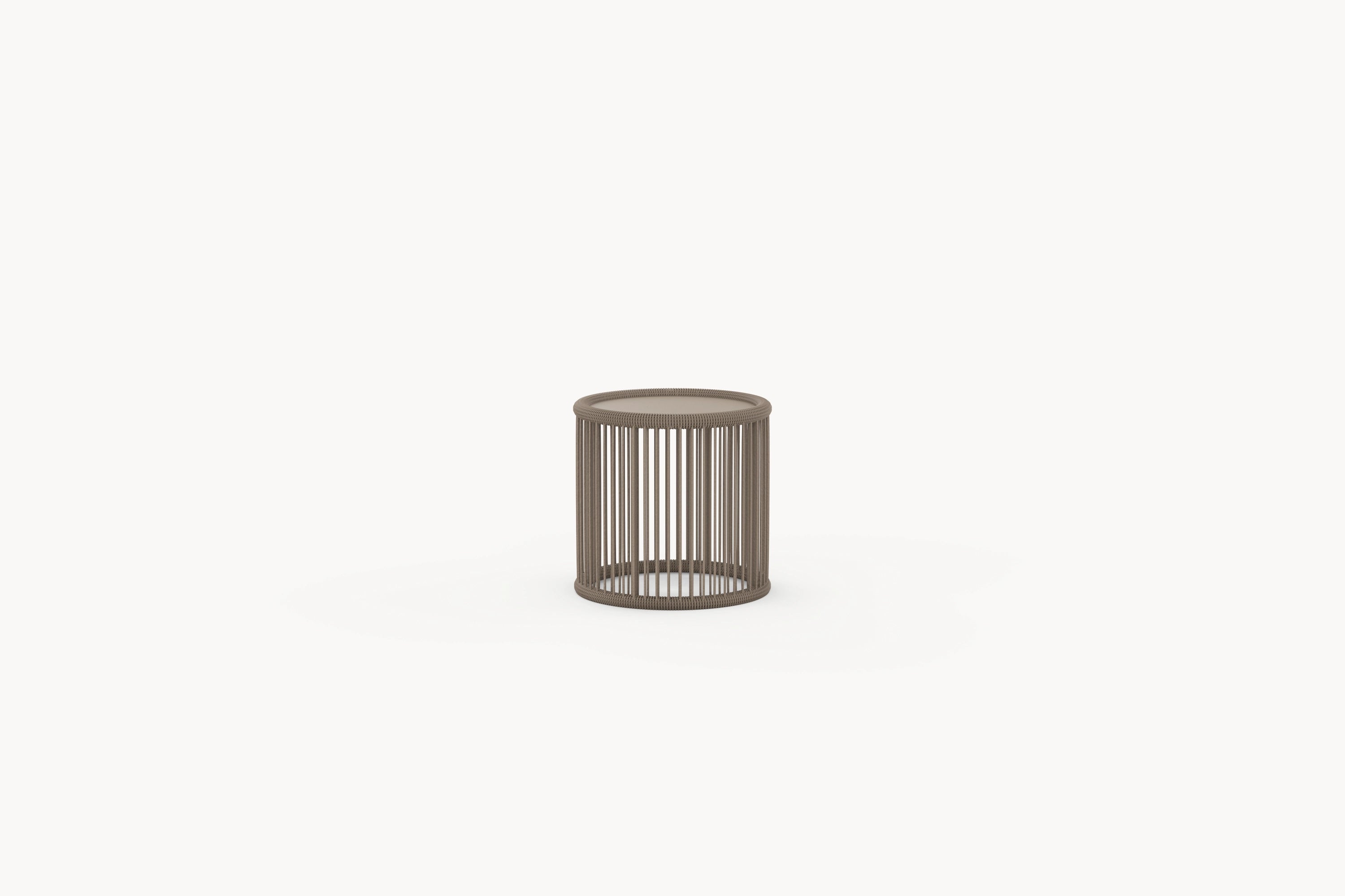 Kapalai runder Garten-Beistelltisch mit kunstvoll verflochtenem Seildesign, das moderne Eleganz ausstrahlt, Teil einer modularen, stilvollen Outdoor-Kollektion von Finqa GmbH, ideal für flexible Gartengestaltungen.