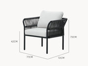 Malaga Gartensessel mit zwei Armlehnen, präsentiert auf einer Terrasse, zeigt ein modulares Design mit wetterfestem Aluminiumrahmen und Olefin-Stoff. Ideal für stilvolle, flexible Outdoor-Gestaltung.