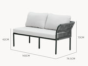 Malaga 2-Sitzer Gartensofa mit zwei Armlehnen aus Aluminium und wetterfestem Olefin-Stoff, mit handgefertigten Zugbändern, abgerundeten Armlehnen, ideal für flexible Terrassengestaltung, passend zu Finqas hochwertigem Outdoor-Design.