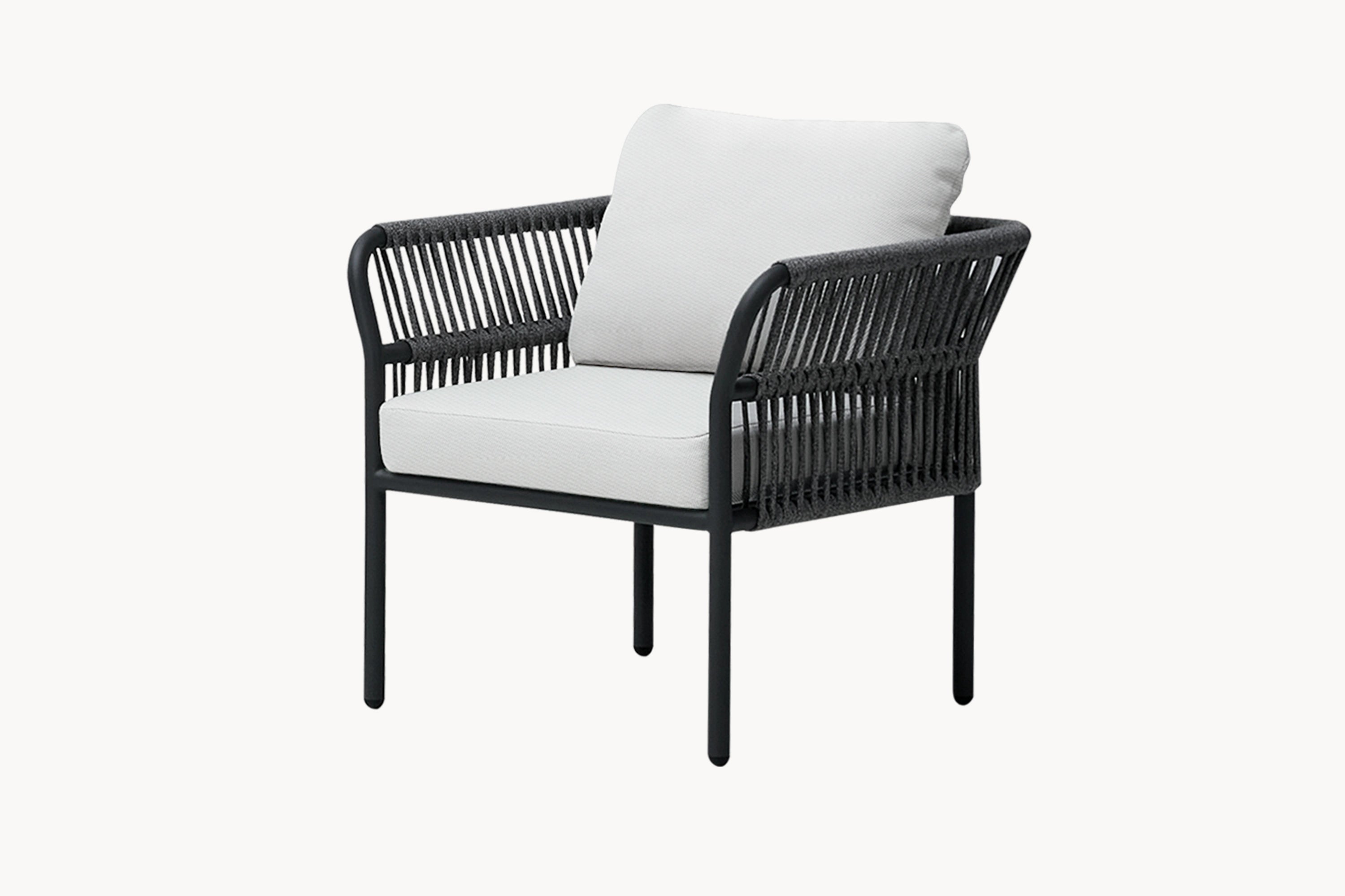 Malaga Gartensessel mit zwei Armlehnen, gefertigt aus pulverbeschichtetem Aluminium und wasserfestem Olefin-Stoff, bietet robusten, stilvollen Komfort für Outdoor-Lounges. Handgefertigte Zugbänder verleihen sanfte Eleganz und Sicherheit.