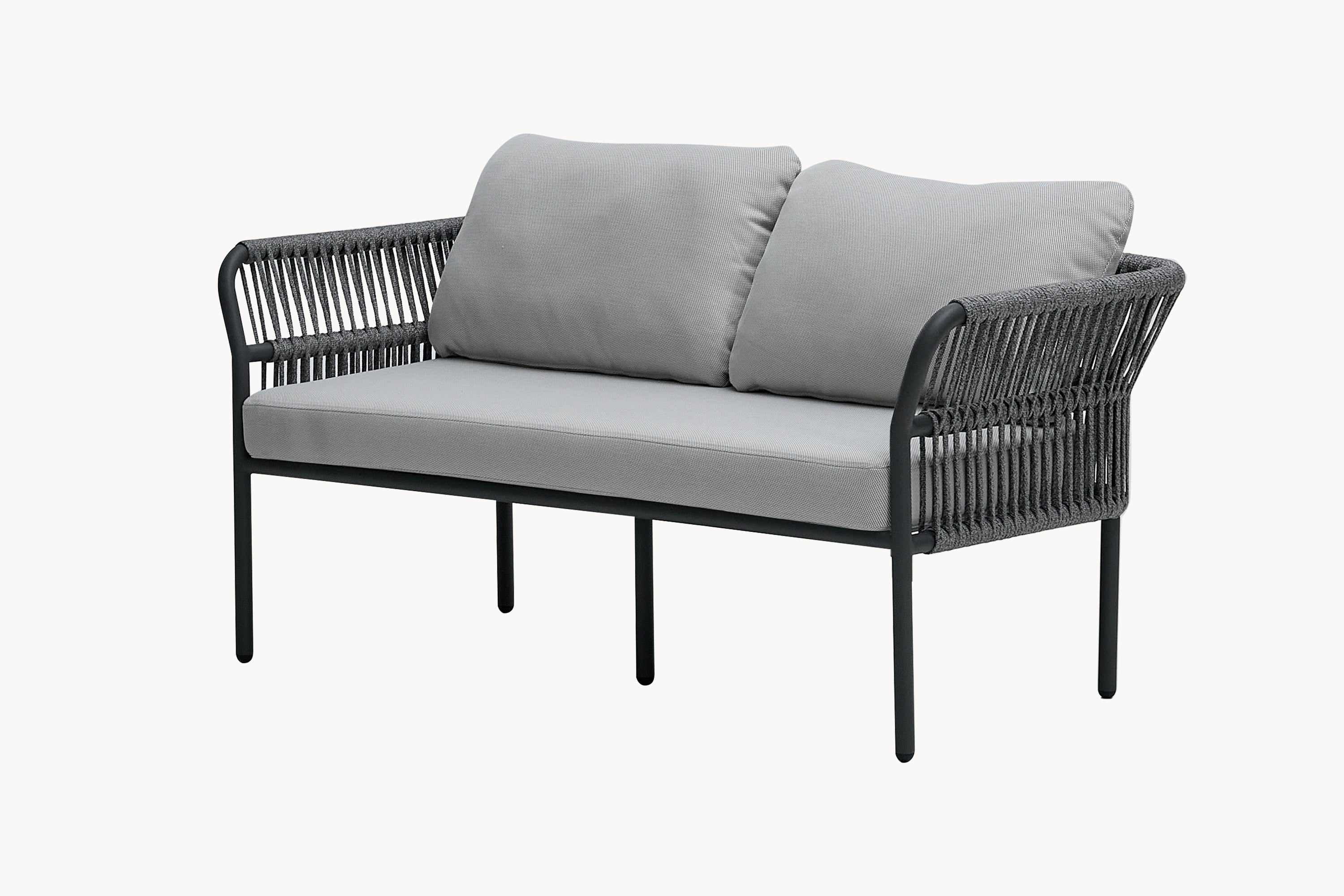 Malaga Gartensessel mit zwei Armlehnen, aus Aluminium mit wetterfesten Stoffen gefertigt. Das Design verbindet robuste Eleganz mit Funktionalität, ideal für flexible Terrassengestaltungen bei Finqa GmbH.