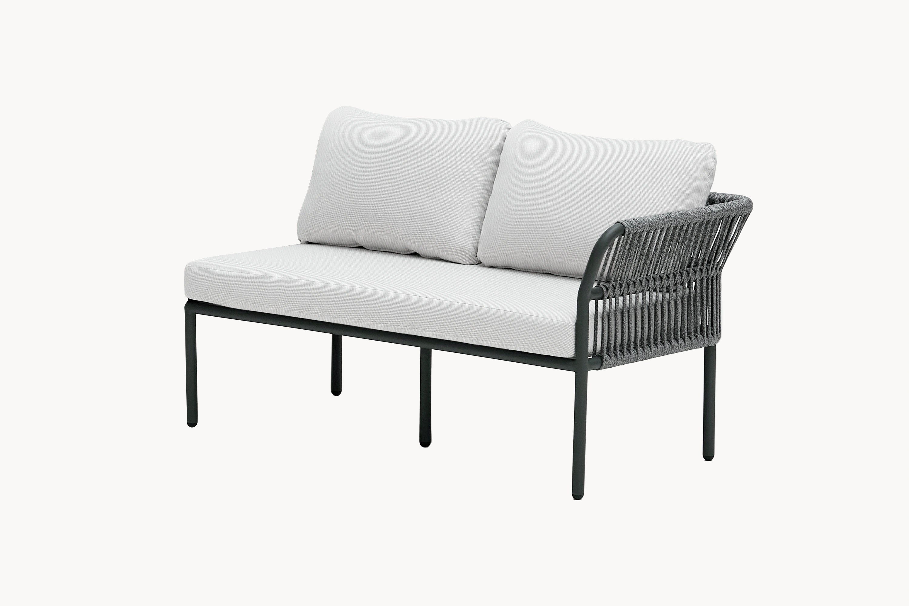 Malaga 2-Sitzer Gartensofa mit einer Armlehne, präsentiert auf einer Terrasse. Das modulare Design aus Aluminium und wetterfestem Olefin-Stoff unterstreicht den eleganten, langlebigen und komfortablen Stil von Finqa.