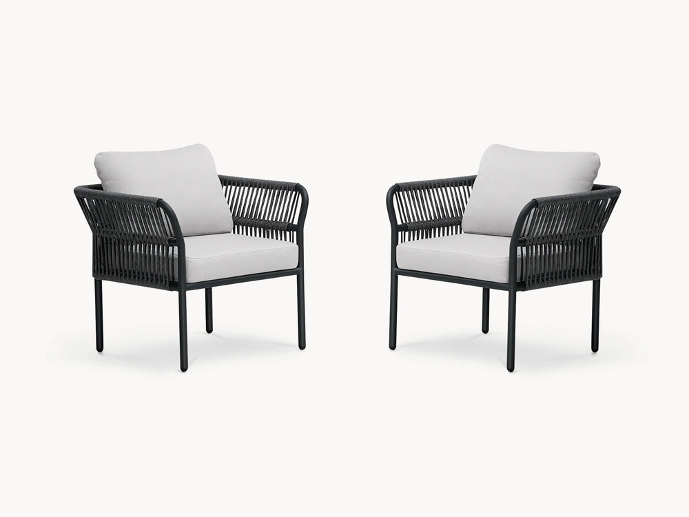 Malaga Garten Ecklounge Set (2-Sitzer) mit weißen Kissen auf schwarzem Aluminiumrahmen, handgefertigte Zugbänder an Armlehnen, modular für flexible Terrassenanpassung, von Finqa GmbH.