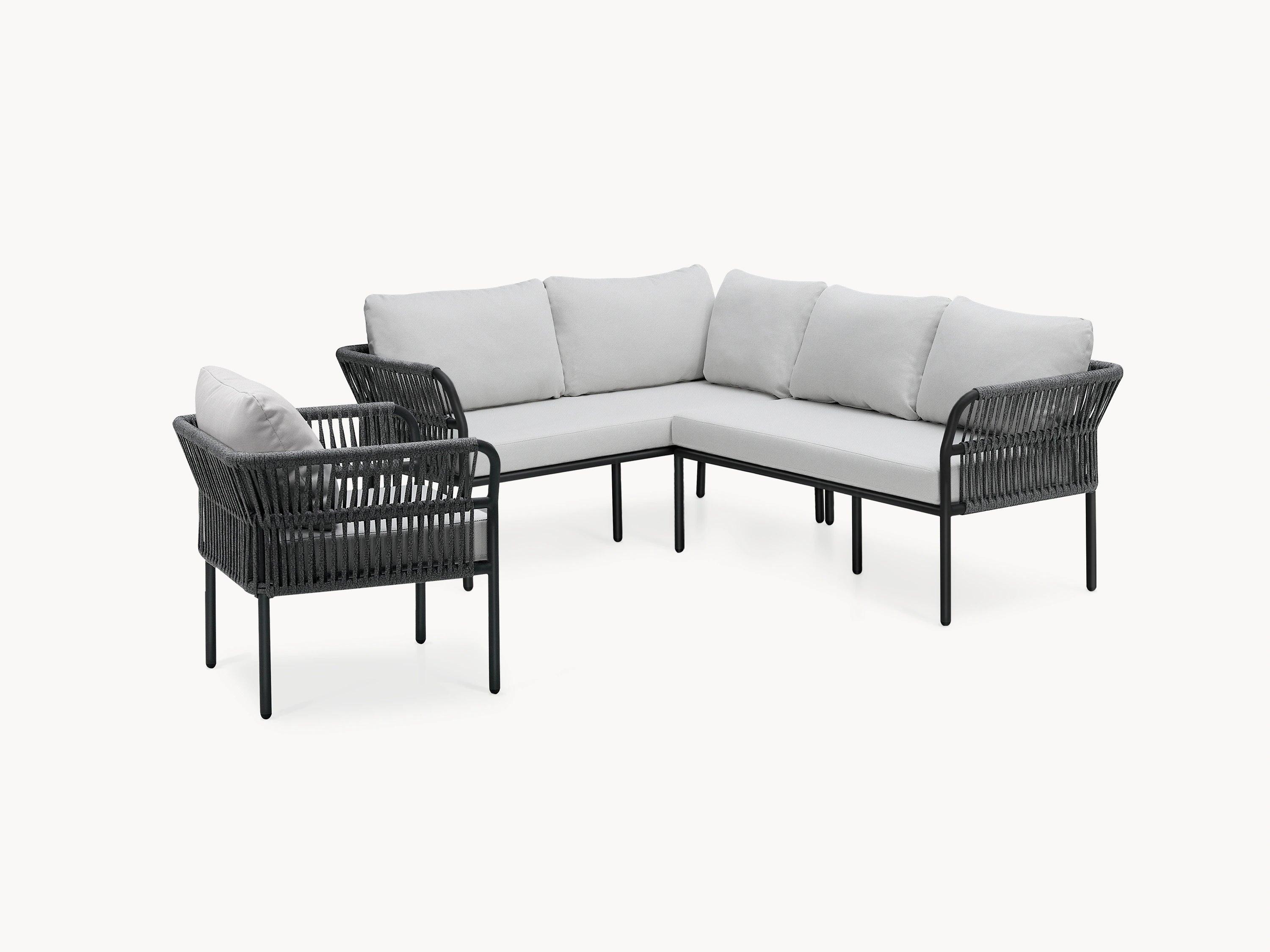 Malaga Garten Ecklounge Set (5-Sitzer): Ein elegantes, modulares Sofa mit weißen Kissen und schwarzem Aluminiumrahmen, ideal für Terrassen, verbindet Komfort mit wetterfestem, stilvollem Design.