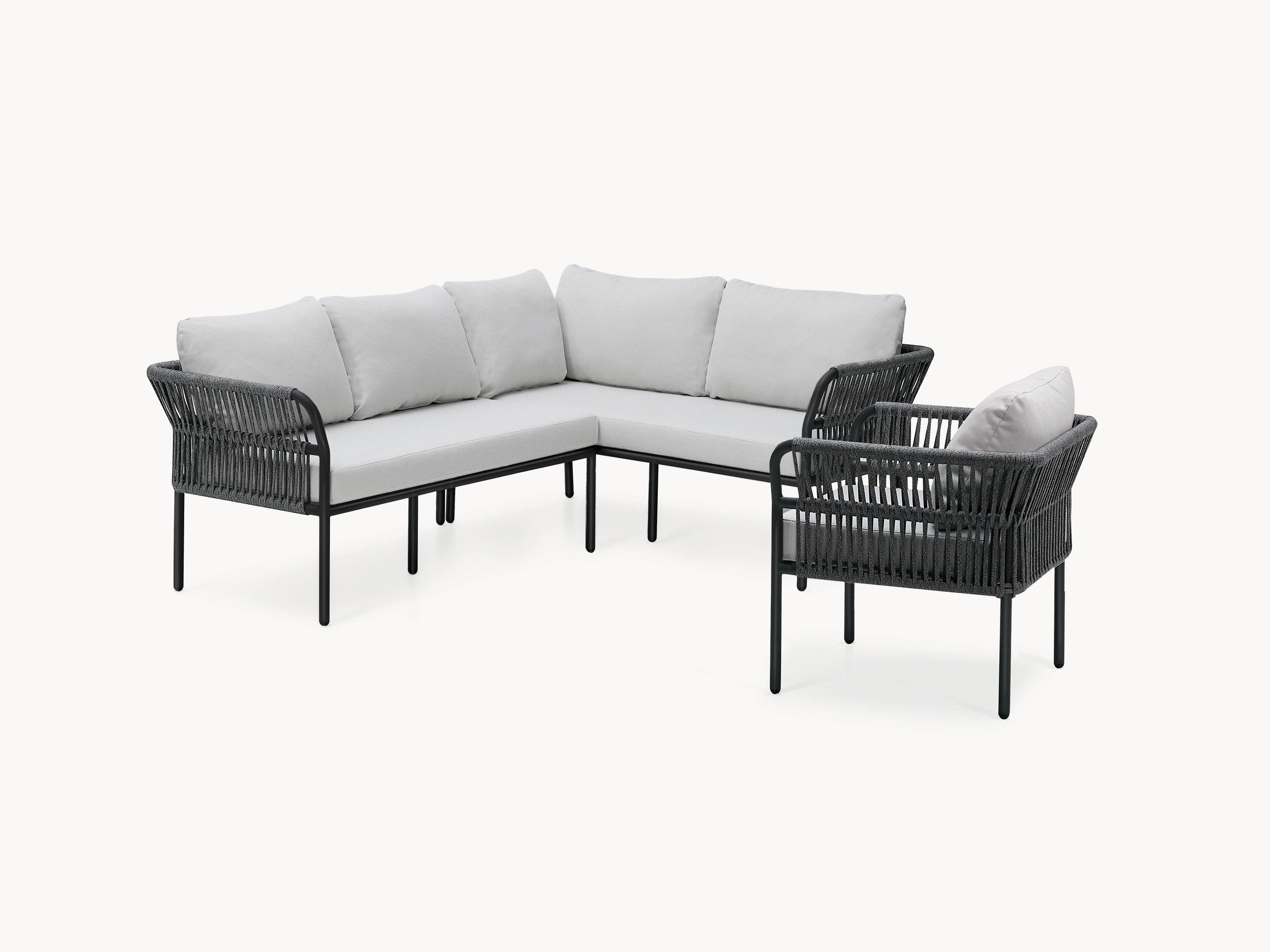 Malaga Garten Ecklounge Set (5-Sitzer) mit weißem Sofa und schwarzen Stühlen, bietet modulares Design und wetterfeste Materialien. Ideal für Terrassen, kombiniert Komfort mit robustem Stil.