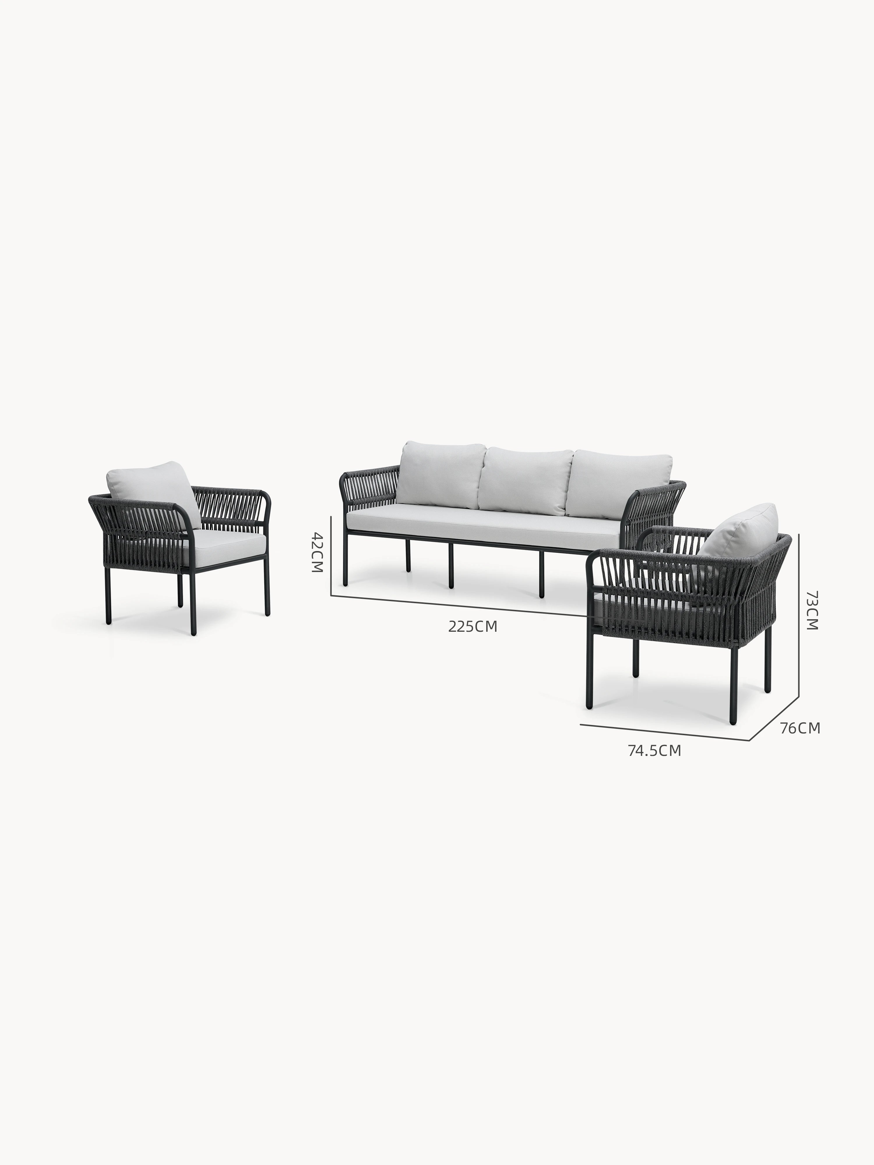 Malaga Garten Ecklounge Set (5-Sitzer) mit schwarzem Metallrahmen und grauen Kissen, bestehend aus einem dreisitzigen Sofa und zwei Sesseln im handgefertigten, wetterfesten Design mit modularer Anpassungsfähigkeit.