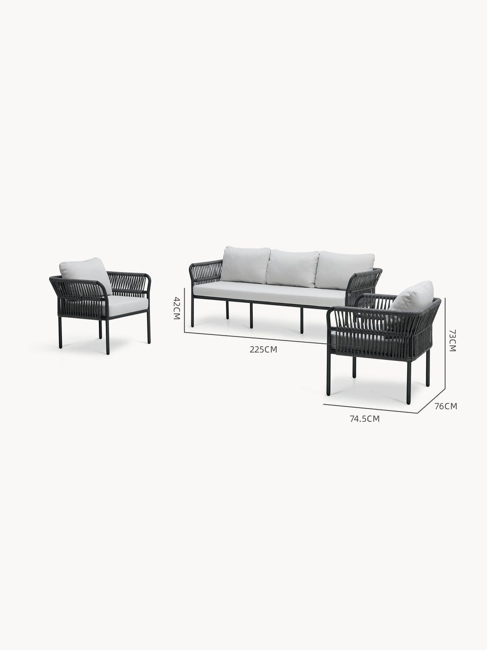 Malaga Garten Ecklounge Set (5-Sitzer) mit schwarzem Metallrahmen und grauen Kissen, bestehend aus einem dreisitzigen Sofa und zwei Sesseln im handgefertigten, wetterfesten Design mit modularer Anpassungsfähigkeit.