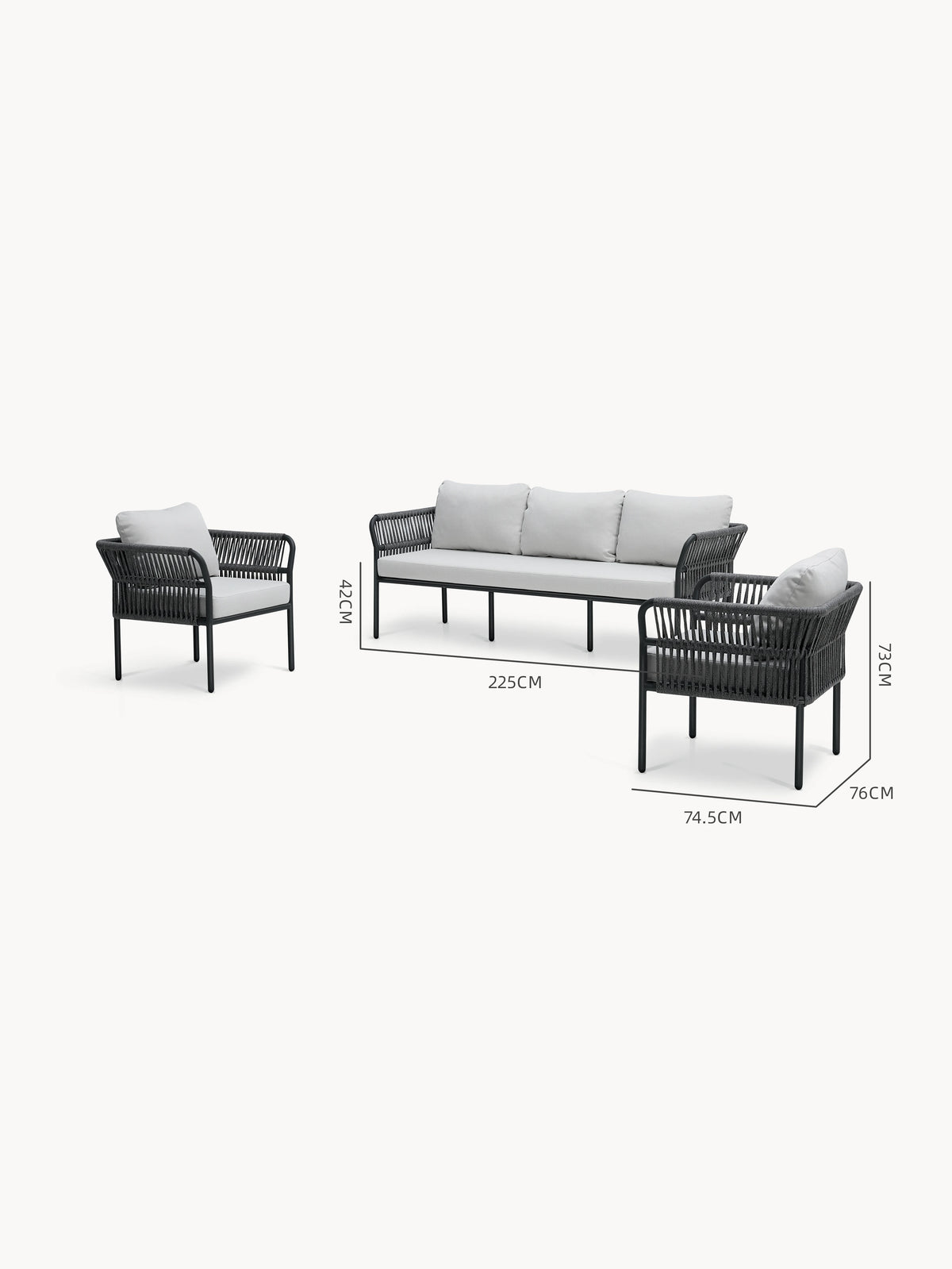 Malaga Garten Ecklounge Set (5-Sitzer) mit schwarzem Metallrahmen und grauen Kissen, bestehend aus einem dreisitzigen Sofa und zwei Sesseln im handgefertigten, wetterfesten Design mit modularer Anpassungsfähigkeit.