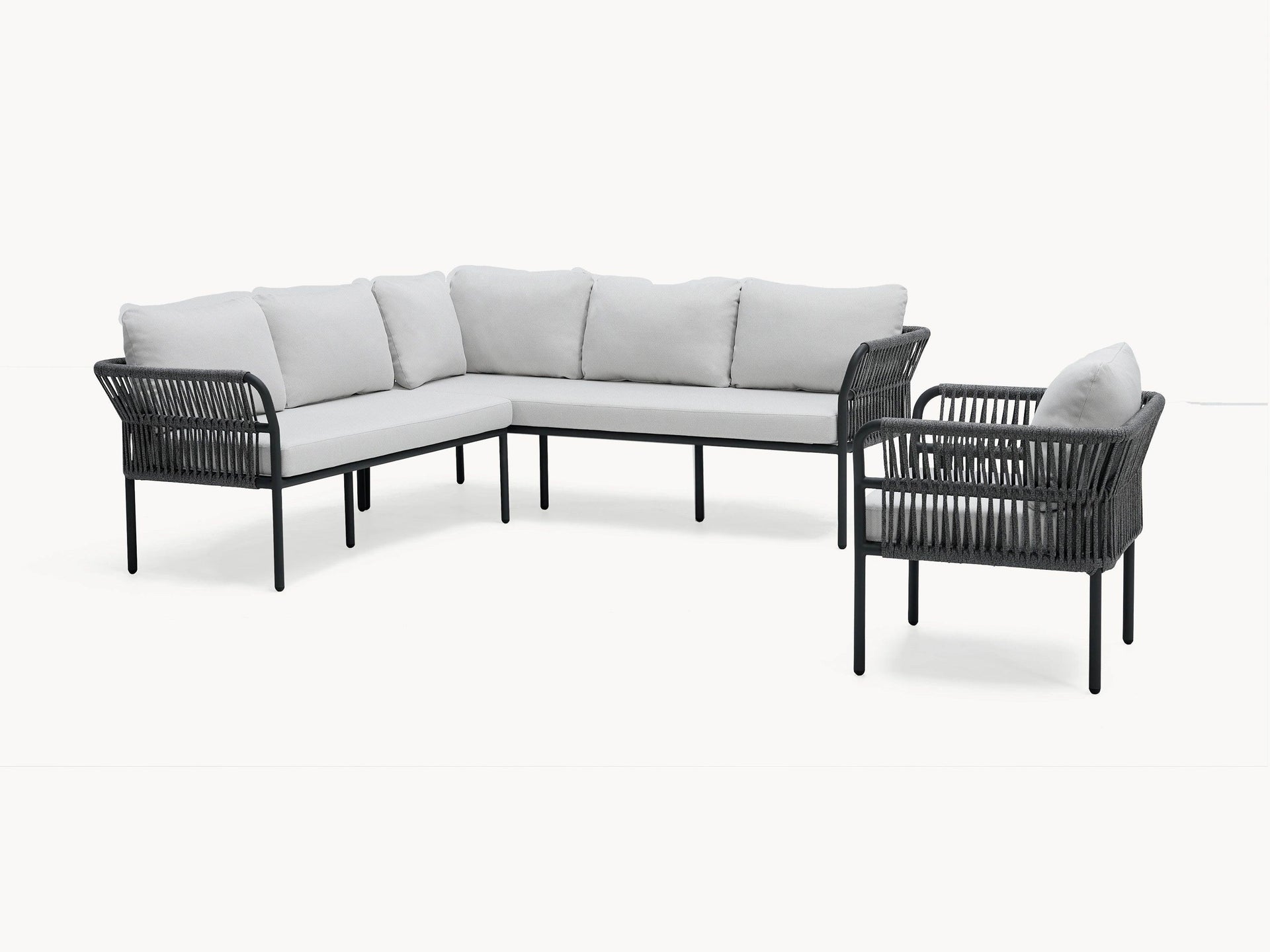 Malaga Garten Ecklounge Set (6-Sitzer) mit weißem Sofa und schwarzem Stuhl, gepolsterte Armlehnen und Zugbänder für Komfort und Stil, ideal für flexible Terrassengestaltung.