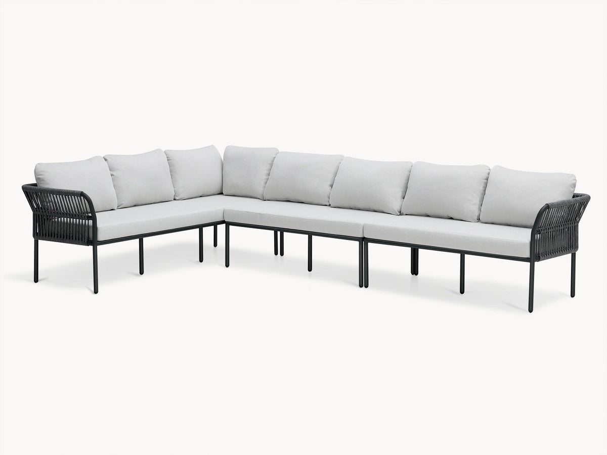 Malaga 3-Sitzer Gartensofa mit zwei Armlehnen, aus Aluminium mit handgefertigten Zugbändern und Olefin-Stoff, präsentiert sich als robustes, modulares Outdoor-Möbelstück, ideal für stilvolle, komfortable Terrassengestaltungen.