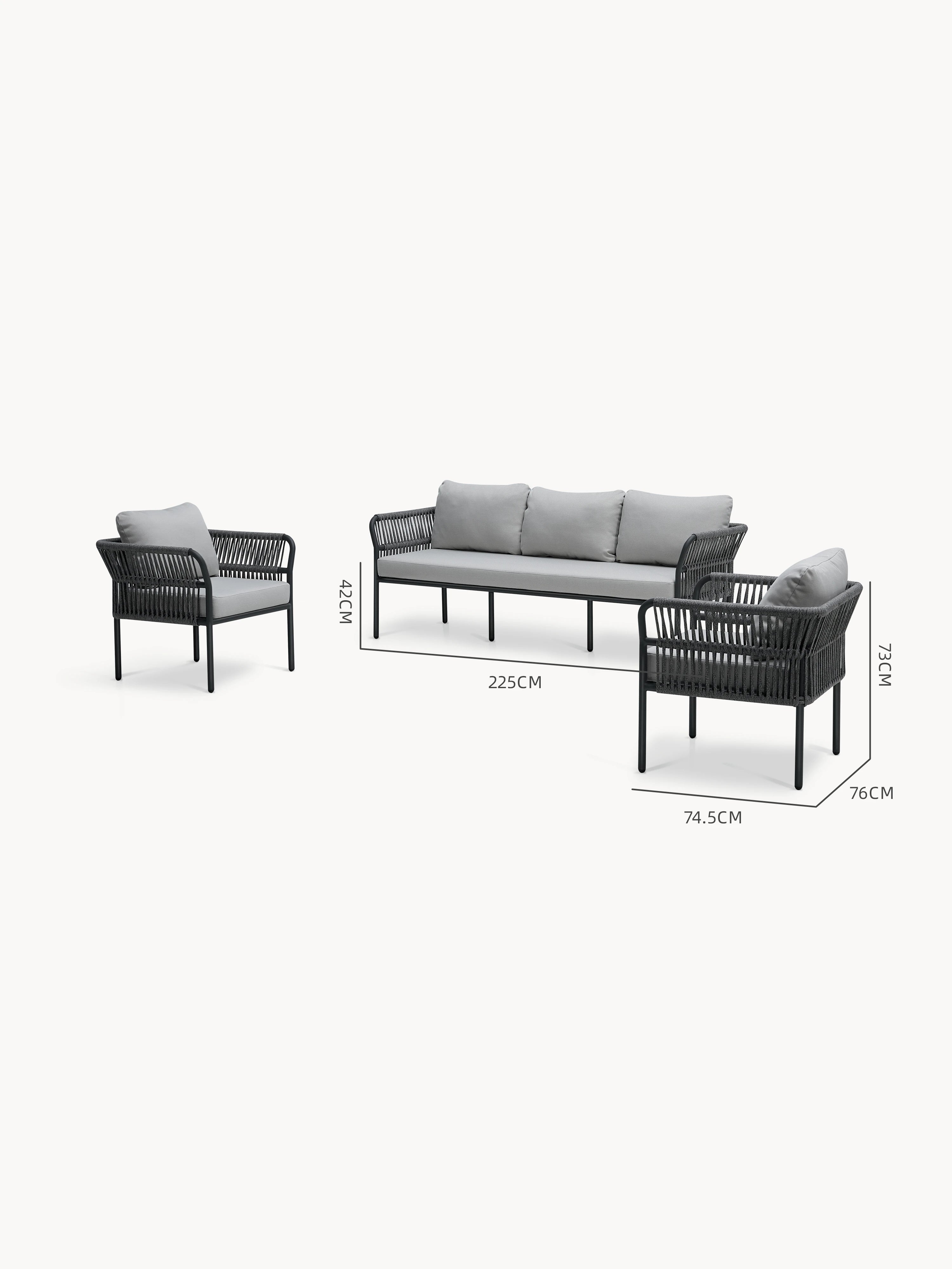 Malaga Garten Ecklounge Set (5-Sitzer) von Finqa zeigt ein dreiteiliges Outdoor-Sitzensemble mit schlanken schwarzen Metallrahmen und geflochtenen Seilseiten, inklusive dreisitzigem Sofa und zwei Sesseln mit hellgrauen Kissen.