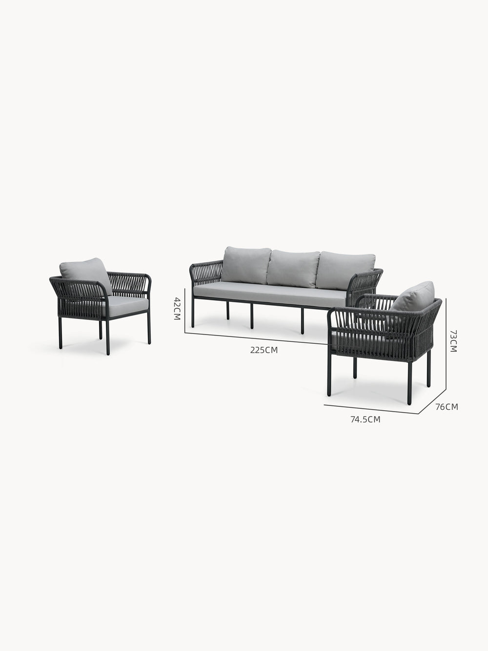 Malaga Garten Ecklounge Set (5-Sitzer) von Finqa zeigt ein dreiteiliges Outdoor-Sitzensemble mit schlanken schwarzen Metallrahmen und geflochtenen Seilseiten, inklusive dreisitzigem Sofa und zwei Sesseln mit hellgrauen Kissen.