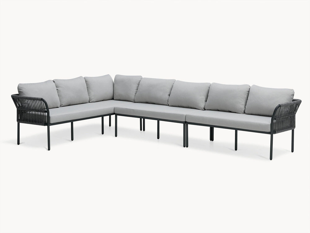 Malaga 3-Sitzer Gartensofa mit zwei Armlehnen, zeigt ein robustes, modulares Design aus Aluminium und wetterfestem Olefin-Stoff, ideal für stilvolle, flexible Terrassengestaltung bei Finqa GmbH.