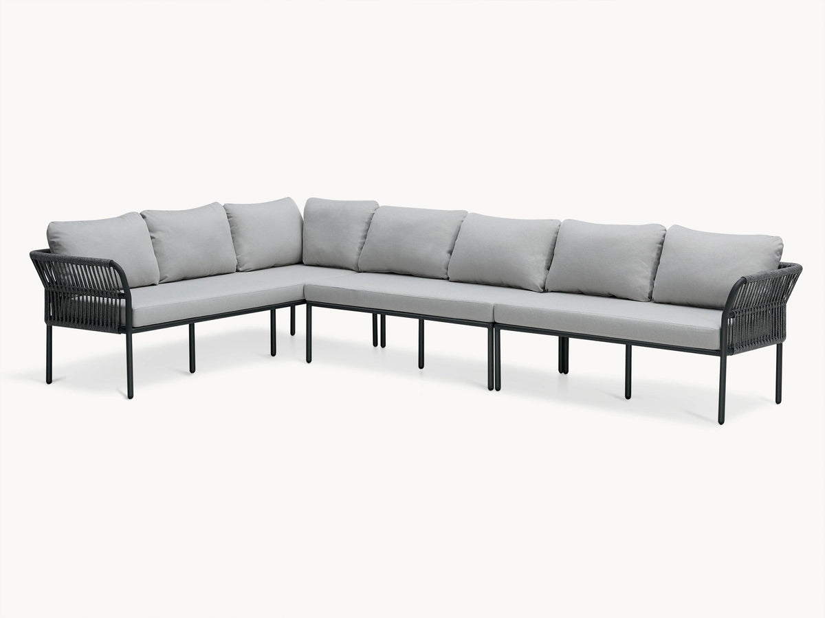 Malaga 3-Sitzer Gartensofa mit zwei Armlehnen, zeigt ein robustes, modulares Design aus Aluminium und wetterfestem Olefin-Stoff, ideal für stilvolle, flexible Terrassengestaltung bei Finqa GmbH.