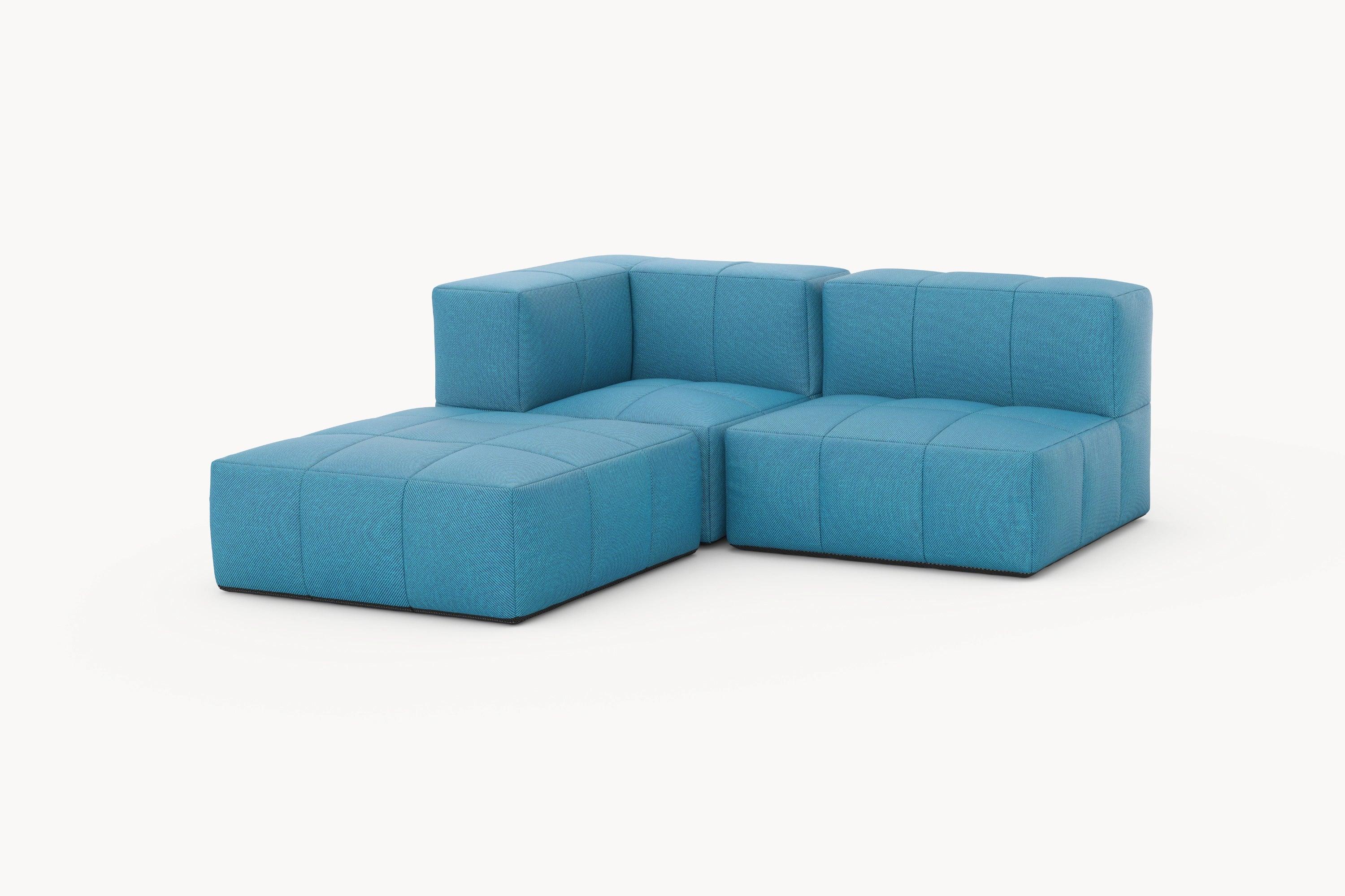 Marshmallow Modular Sofa von Finqa: Hochwertiges, anpassbares Loungesofa mit blauer Stoffoberfläche, schwarzem Gestell und modularen Elementen, ideal für individuelle Gestaltung und nachhaltigen Komfort im Außenbereich.