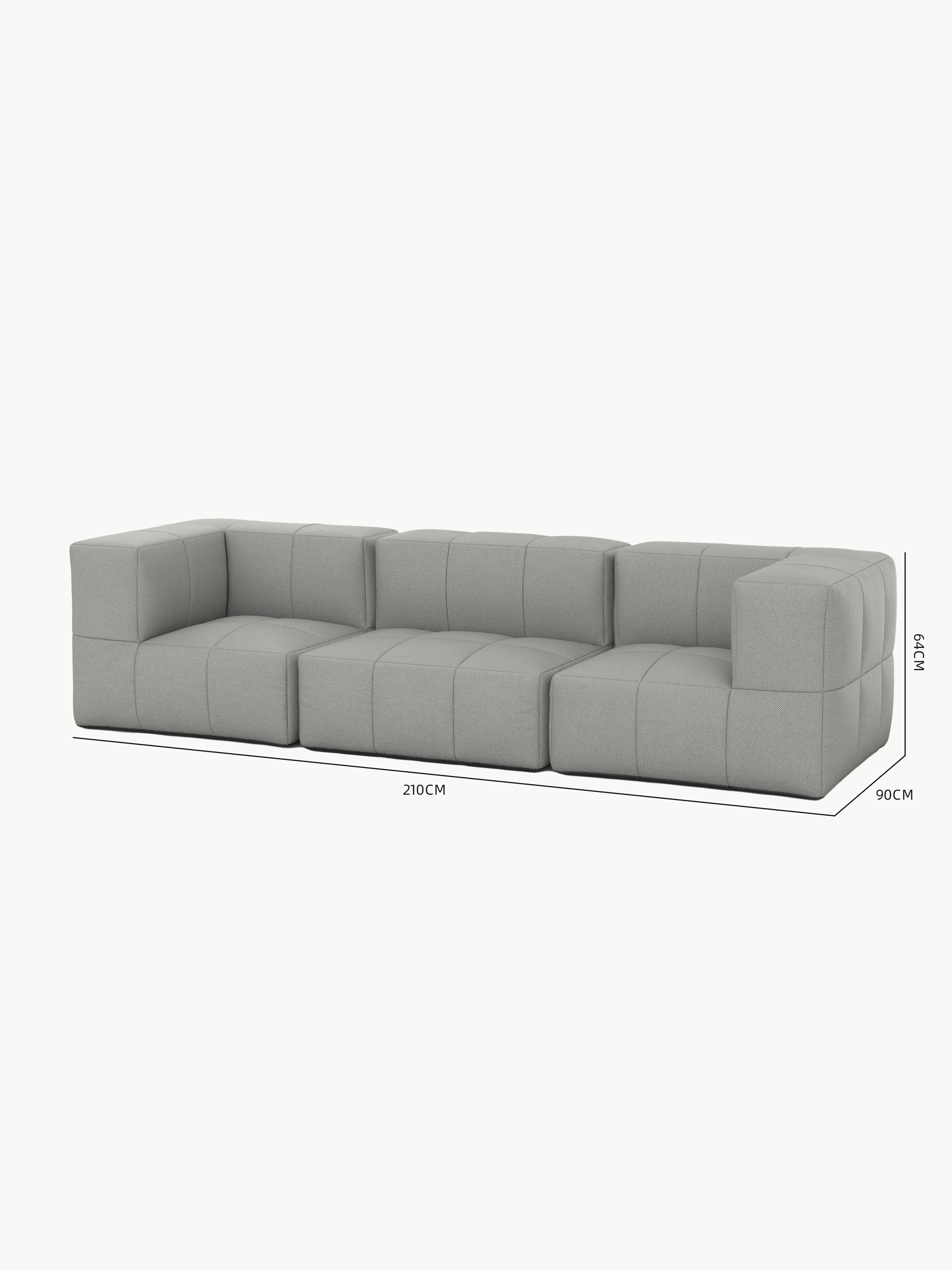 Modulares Garten-Lounge-Set Marshmallow, 3er-Set: Ecksofa aus drei modularen, blockartigen Modulen in hellgrauem Stoff mit gestepptem Rastermuster, 210 cm breit, 90 cm tief, 64 cm hoch.