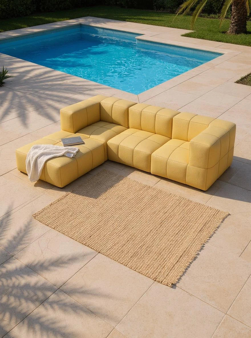 Babymax, 4er-Set (Copy): L-förmiges, modulares Sofa aus weichem, gelbem Stoff im modernen Poolbereich. Es besteht aus würfelförmigen Segmenten und bietet Flexibilität sowie langlebigen, wasserabweisenden Komfort für Outdoor-Oasen.