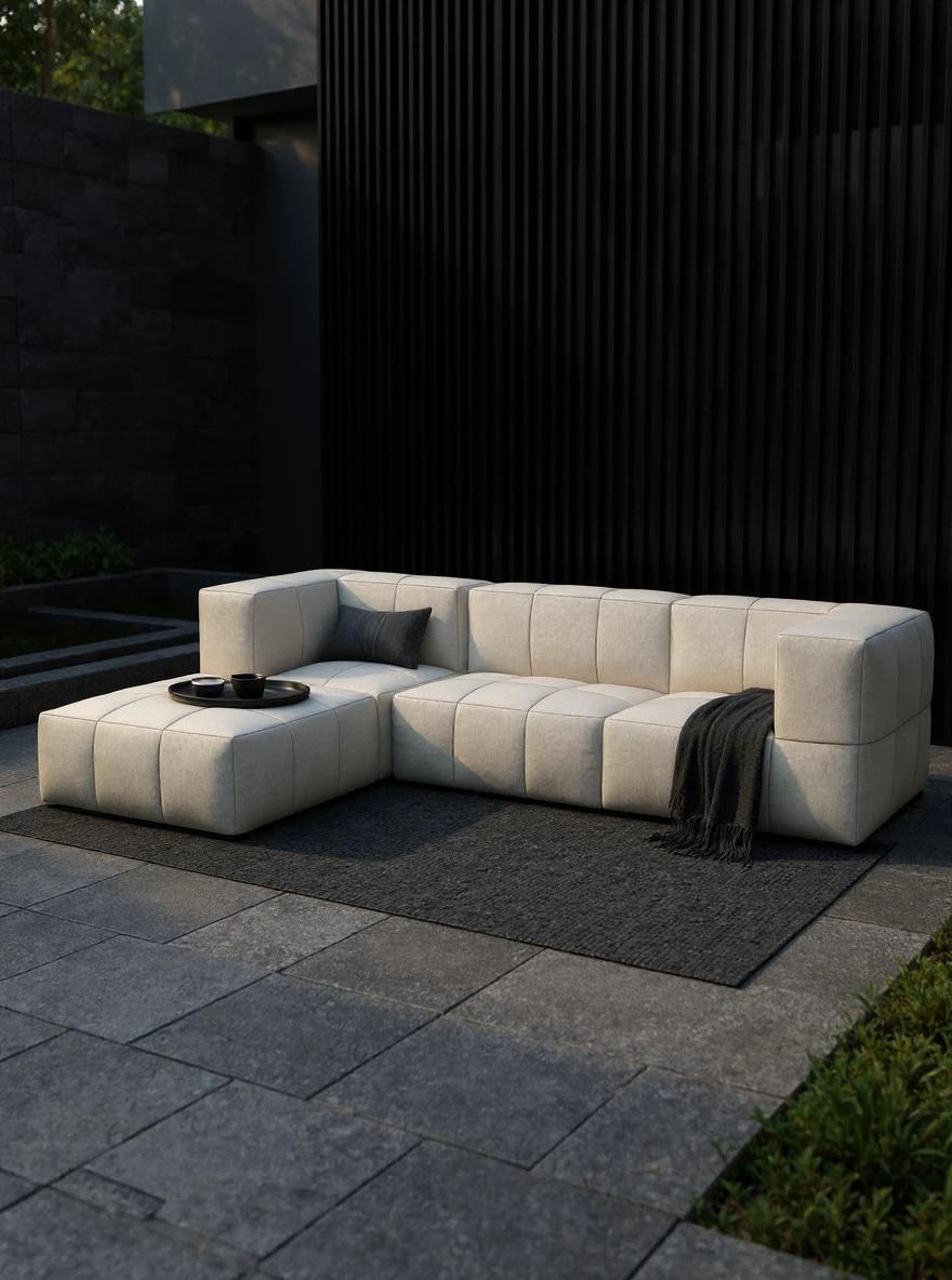4er-Set Babymax: Modernes, graues, modulares Outdoor-Loungesofa von Finqa, inspiriert von Marshmallows, mit gepolsterten Blöcken, dunkelgrauem Kissen und Überwurf, inklusive passendem Ottoman und schwarzem Tablett.