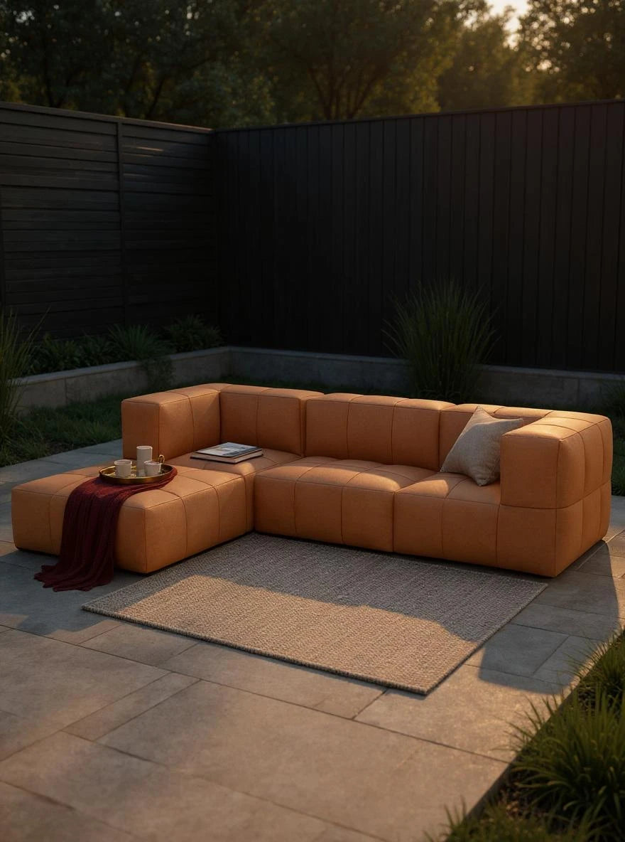 Babymax, 4er-Set (Copy): Stilvolles, modulares L-förmiges Sofa in warmem Ton mit tiefem Tufting, passendem Ottoman, dekorativem Tablett und Kissen, ideal für entspannte Outdoor-Lounge-Bereiche.