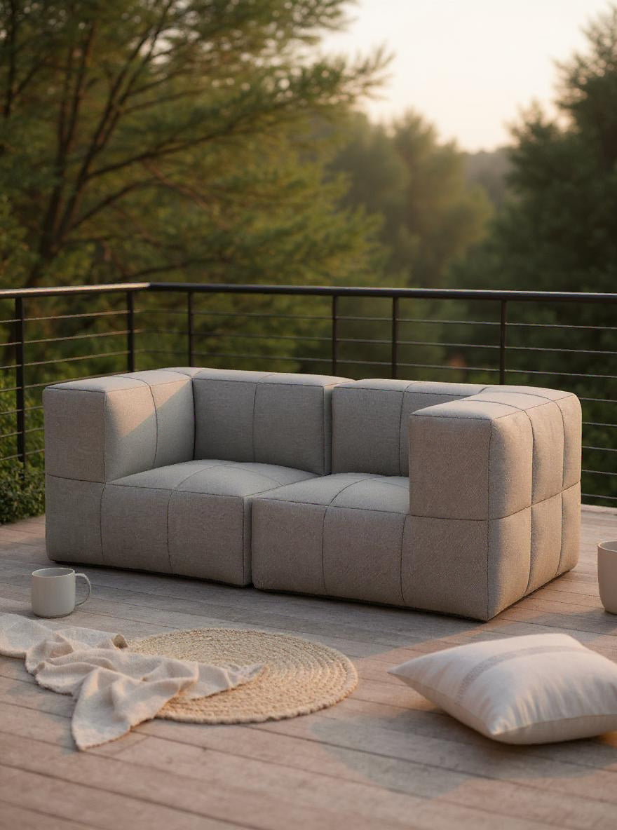 Marshmallow Modular Sofa Set S auf einer Terrasse; ein vielseitiges Outdoor-Sofa von Finqa GmbH, inspiriert von Marshmallows, modular gestaltbar, umweltfreundlich, langlebig, wasserabweisend und ideal für entspannte Momente im Freien.