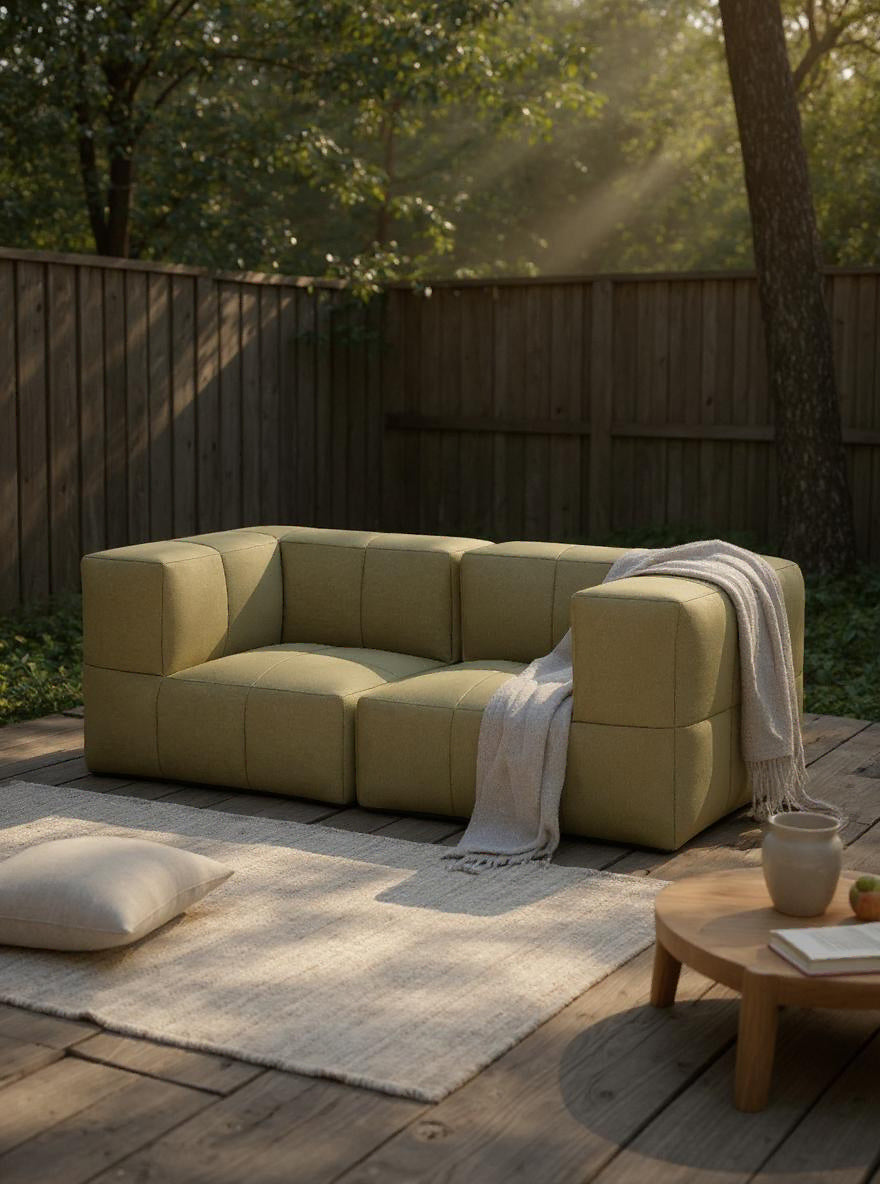 Marshmallow Modular Sofa Set S: Nahaufnahme eines eleganten, modularen Sofas auf einer Terrasse, inspiriert von Marshmallows, ideal für gemütliche Outdoor-Momente. Nachhaltig, flexibel und komfortabel gestaltet für individuelle Bedürfnisse.