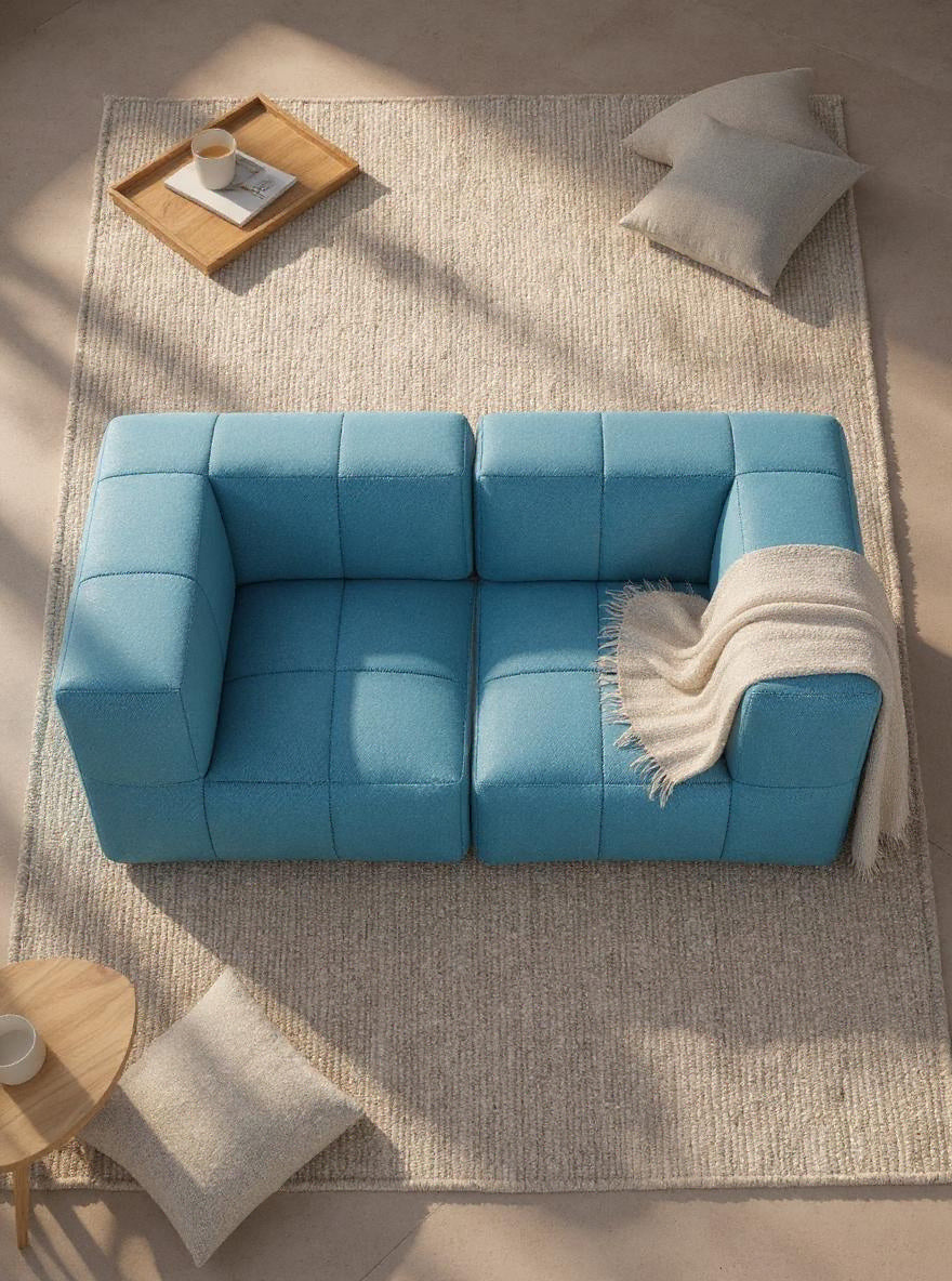Marshmallow Modular Sofa Set S: Nahaufnahme zeigt ein modulares Sofa-Element mit einem Kissen, ausgestattet mit nachhaltigen, wasserabweisenden Materialien, inspiriert von Kindheitserinnerungen und designt für Komfort und Flexibilität.