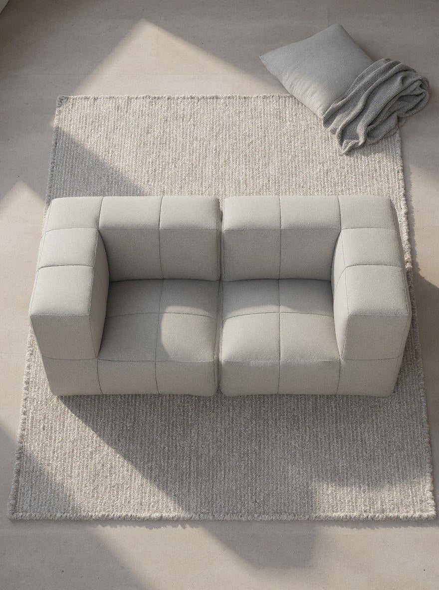 Nahaufnahme des Finqa Marshmallow Modularen Sofa-Lounge-Sets, inspiriert von Marshmallows, mit flexiblen, umweltfreundlichen Elementen für individuelle Gestaltung, ideal für entspannte Momente im Freien.