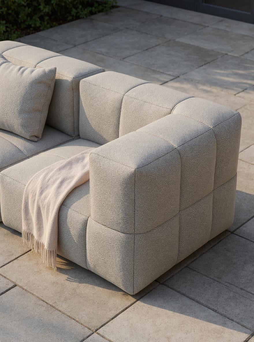 Nahaufnahme des Marshmallow Modular Sofa Set S, das auf einem Outdoor-Studiocouch platziert ist, inspiriert von Kindheitserinnerungen an Marshmallows, bietet es Flexibilität und Komfort durch modularen Aufbau und nachhaltige Materialien.