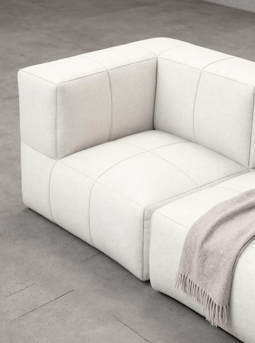 Nahaufnahme des Finqa Marshmallow Modularen Sofa-Sets S, inspiriert von Marshmallows, mit flexiblen, umweltfreundlichen Modulen, die wasserabweisend und aus recycelten Fasern gefertigt sind, ideal für stilvolle, nachhaltige Lounges.