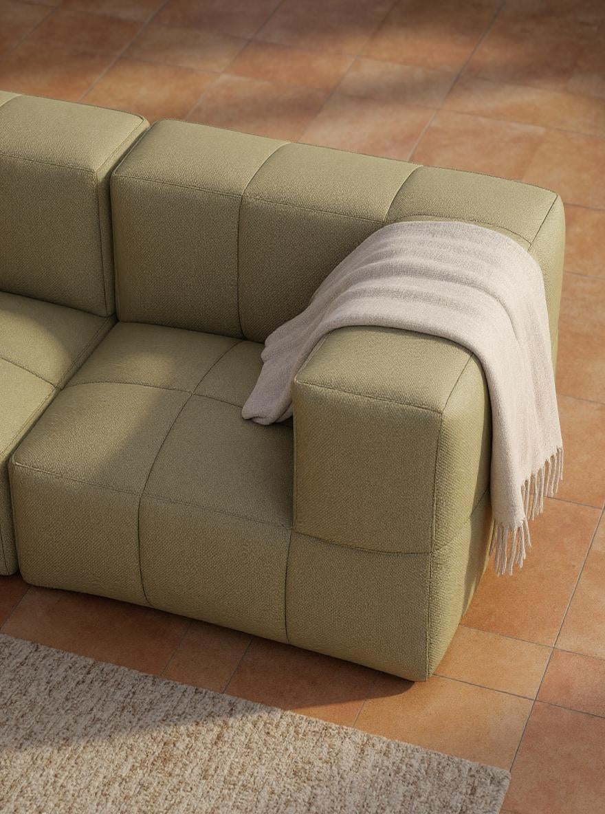 Marshmallow Modular Sofa Set S von Finqa: Nahaufnahme zeigt das Sofa mit wasserabweisenden, schmutzabweisenden Stoffen und nachhaltigen, flexiblen Elementen, inspiriert von Marshmallows, ideal für individuelle Lounge-Gestaltung.
