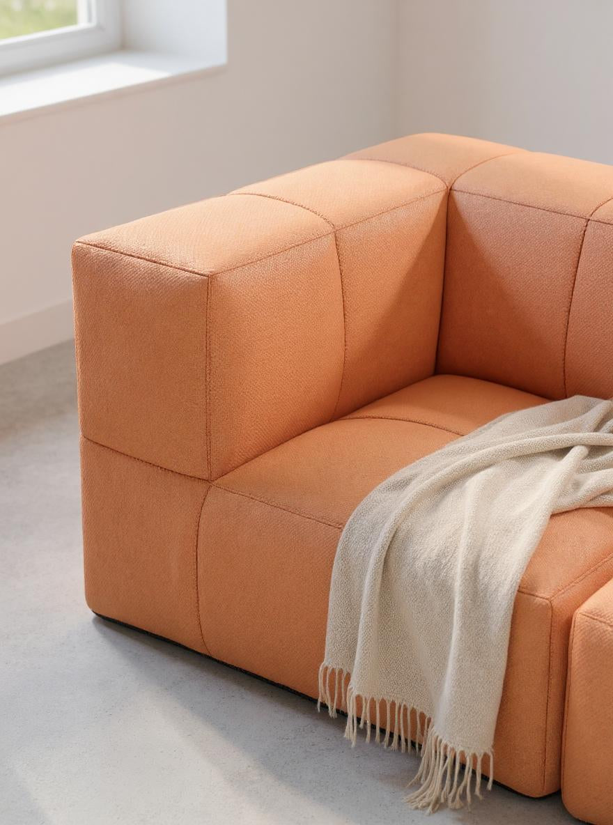 Nahaufnahme des Finqa Marshmallow Modularen Sofa-Lounge-Sets auf einem Sofa, inspiriert von Marshmallow-Formen, das Flexibilität und Komfort bietet und aus nachhaltigen, wasserabweisenden Materialien gefertigt ist.