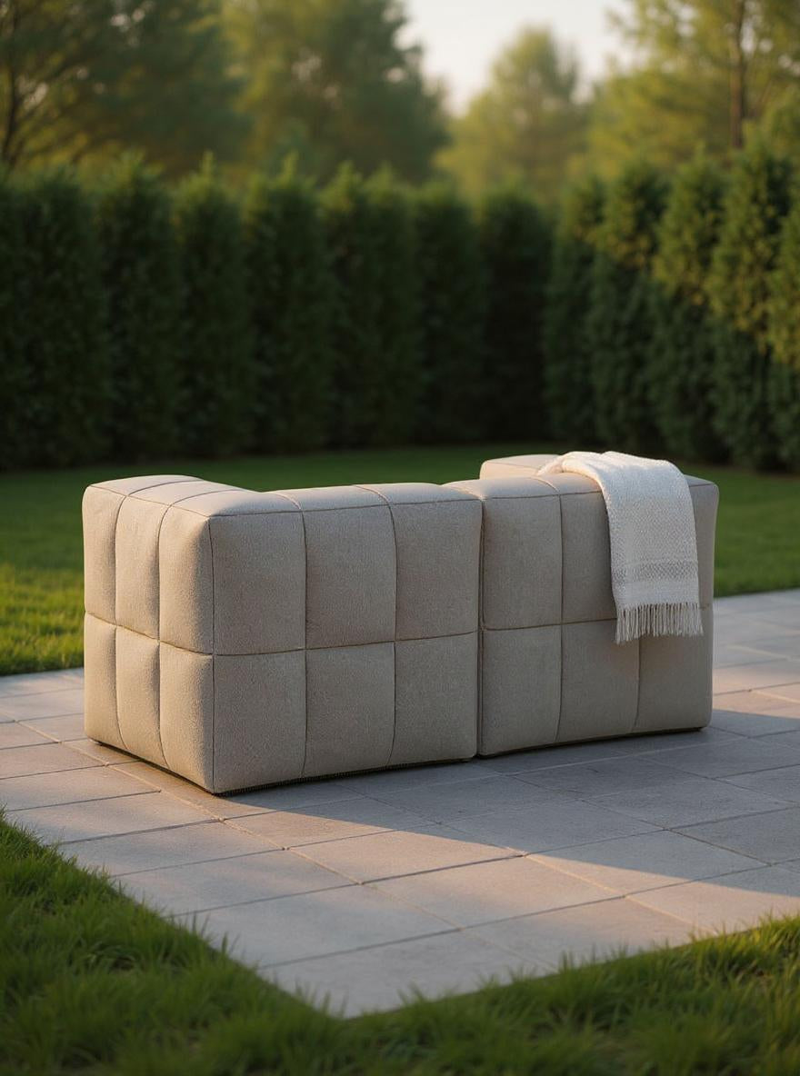 Nahaufnahme des Marshmallow Modularen Sofa-Sets S von Finqa, inspiriert von Marshmallows, mit wetterfestem, schnell trocknendem Stoff und nachhaltiger EPP-Füllung, ideal für flexible Gartengestaltungen.