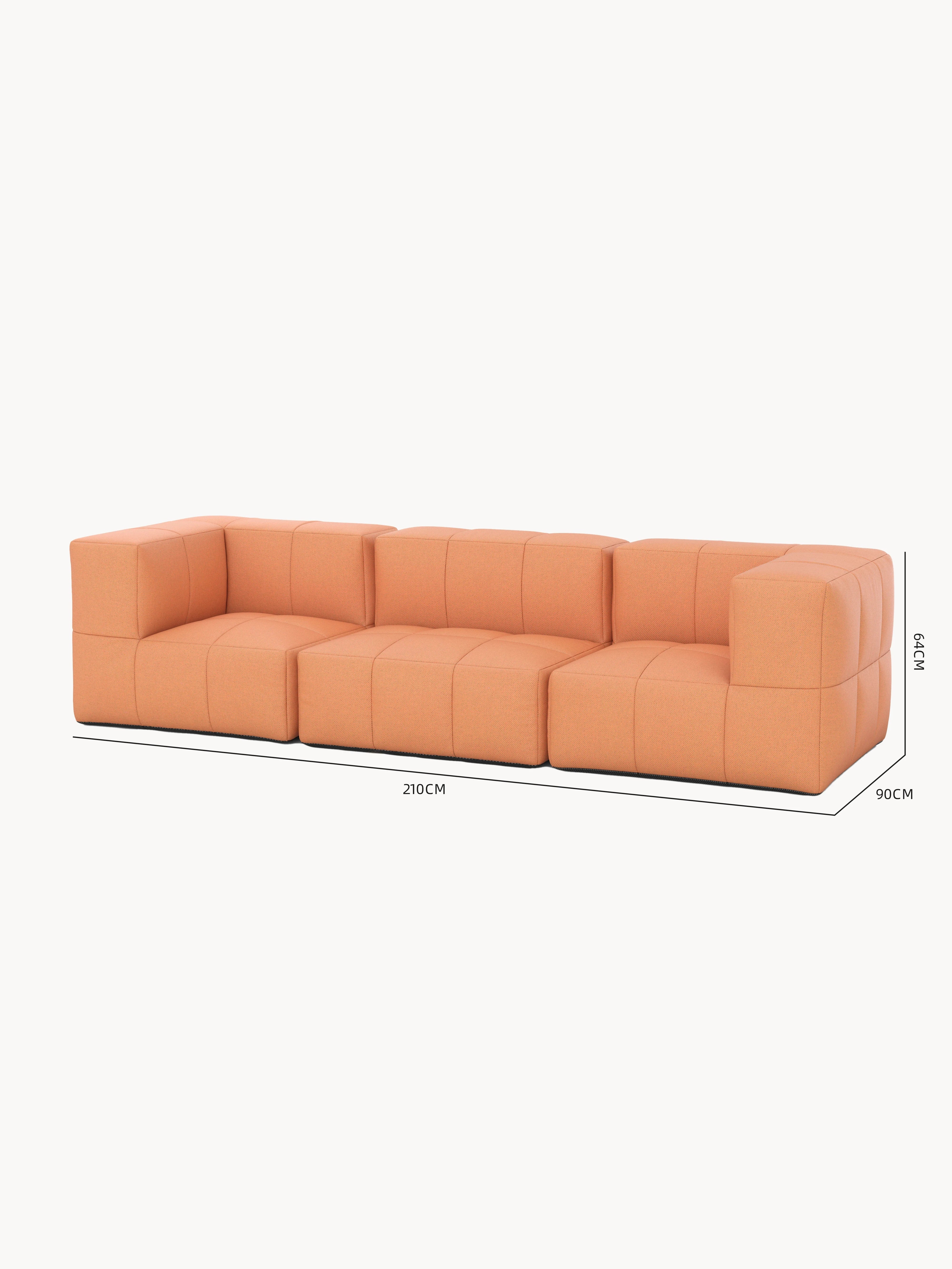 Modulares Garten-Lounge-Set Marshmallow, 3er-Set: Ein blockiges, modulares Dreisitzer-Sofa in warmem Orange, bestehend aus drei Würfel-Segmenten mit Armlehnen. Maße: 210 cm Breite, 90 cm Tiefe, 64 cm Höhe.
