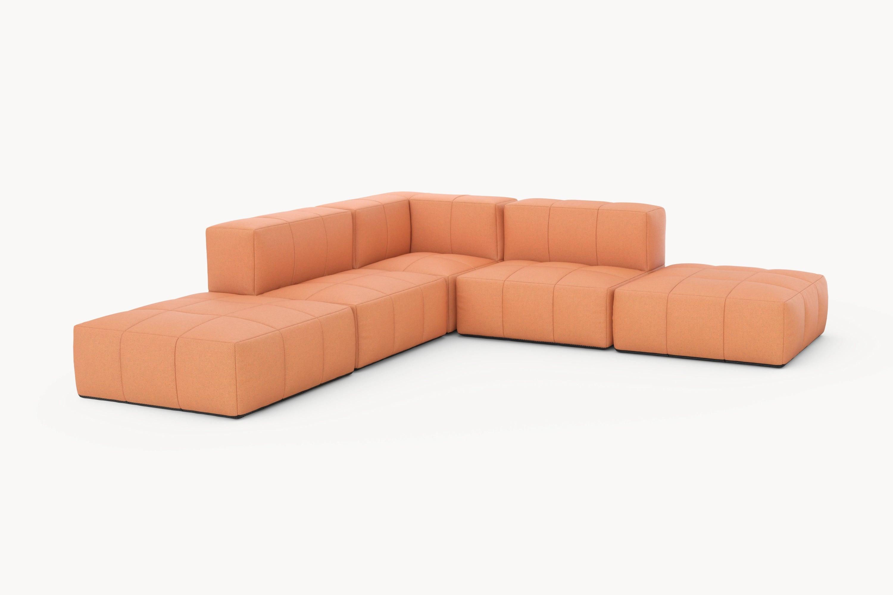 Marshmallow Modular Sofa Set (5-Sitzer) in weißem Hintergrund, mit mehreren Kissen, inspiriert von Kindheitserinnerungen, bietet flexible Gestaltungsmöglichkeiten und nachhaltigen Komfort. Ideal für personalisierte Loungelösungen von Finqa GmbH.