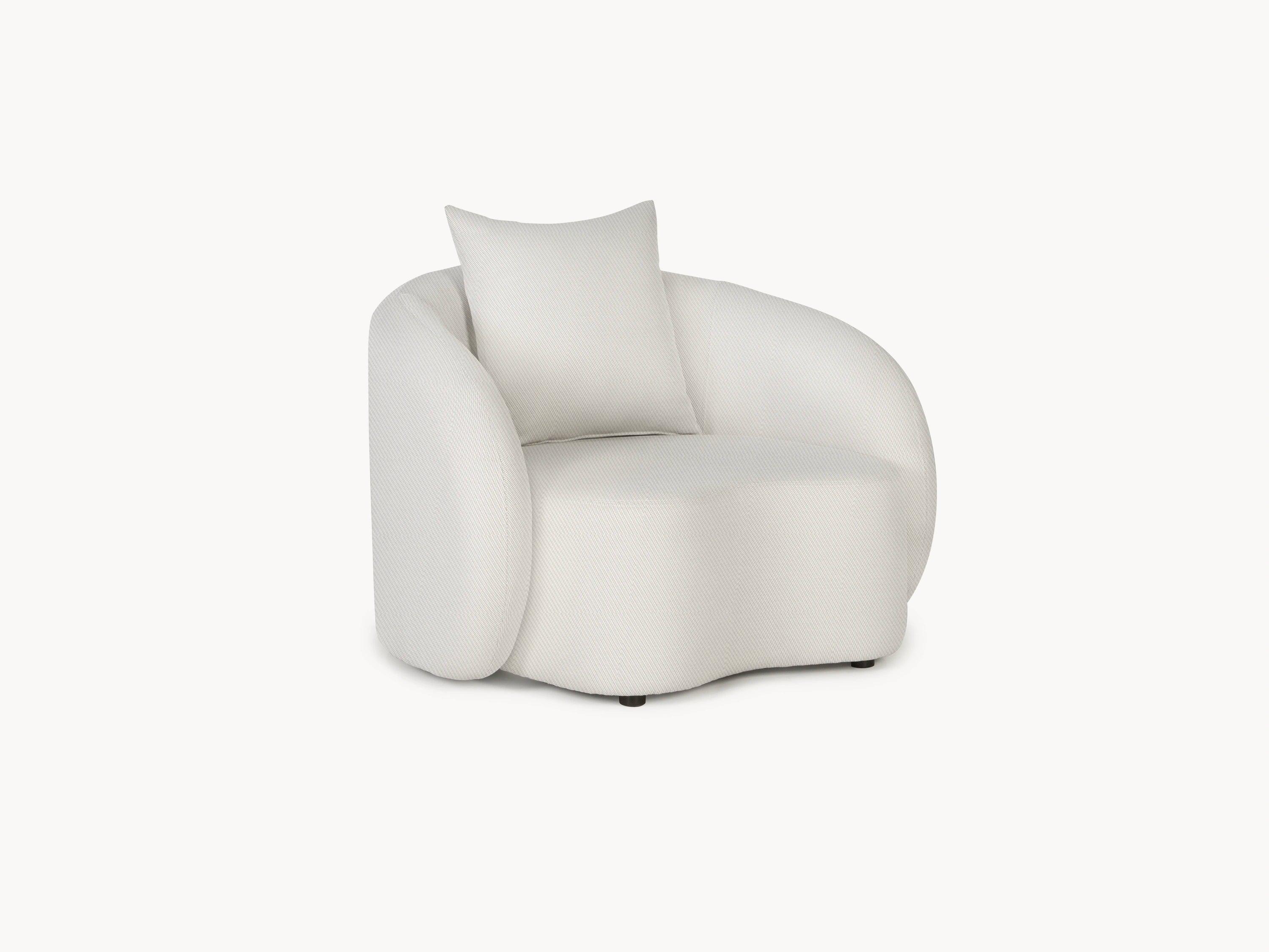Santorini Garten Loungesofa Set L, ein weißer Stuhl mit Kissen, inspiriert von mediterranen Linien, bietet flexible Anordnungsmöglichkeiten und kombiniert luxuriöse Stoffe mit Outdoor-Tauglichkeit für stilvolle Gärten.