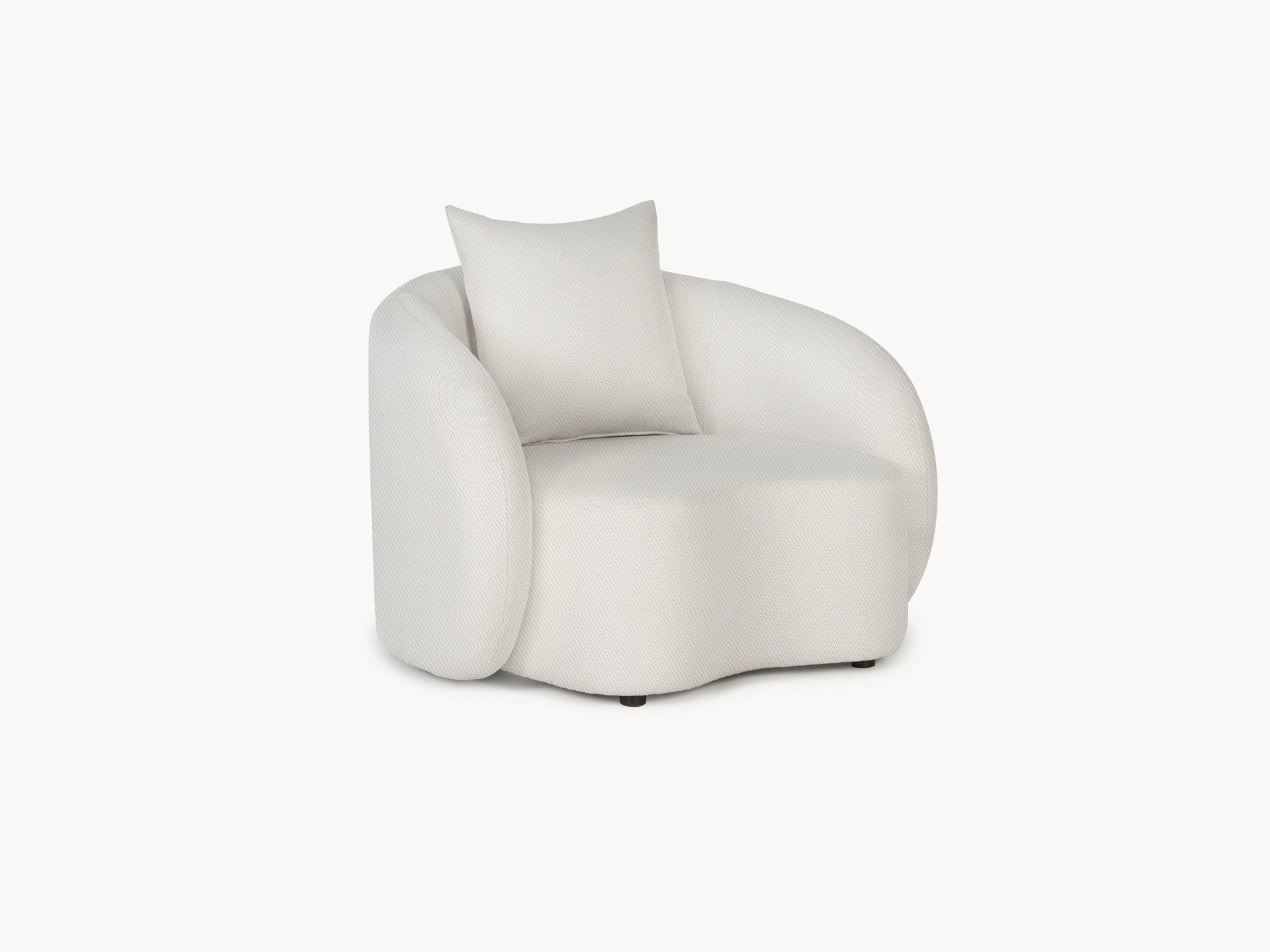 Santorini Garten Loungesofa Set L, ein weißer Stuhl mit Kissen, inspiriert von mediterranen Linien, bietet flexible Anordnungsmöglichkeiten und kombiniert luxuriöse Stoffe mit Outdoor-Tauglichkeit für stilvolle Gärten.
