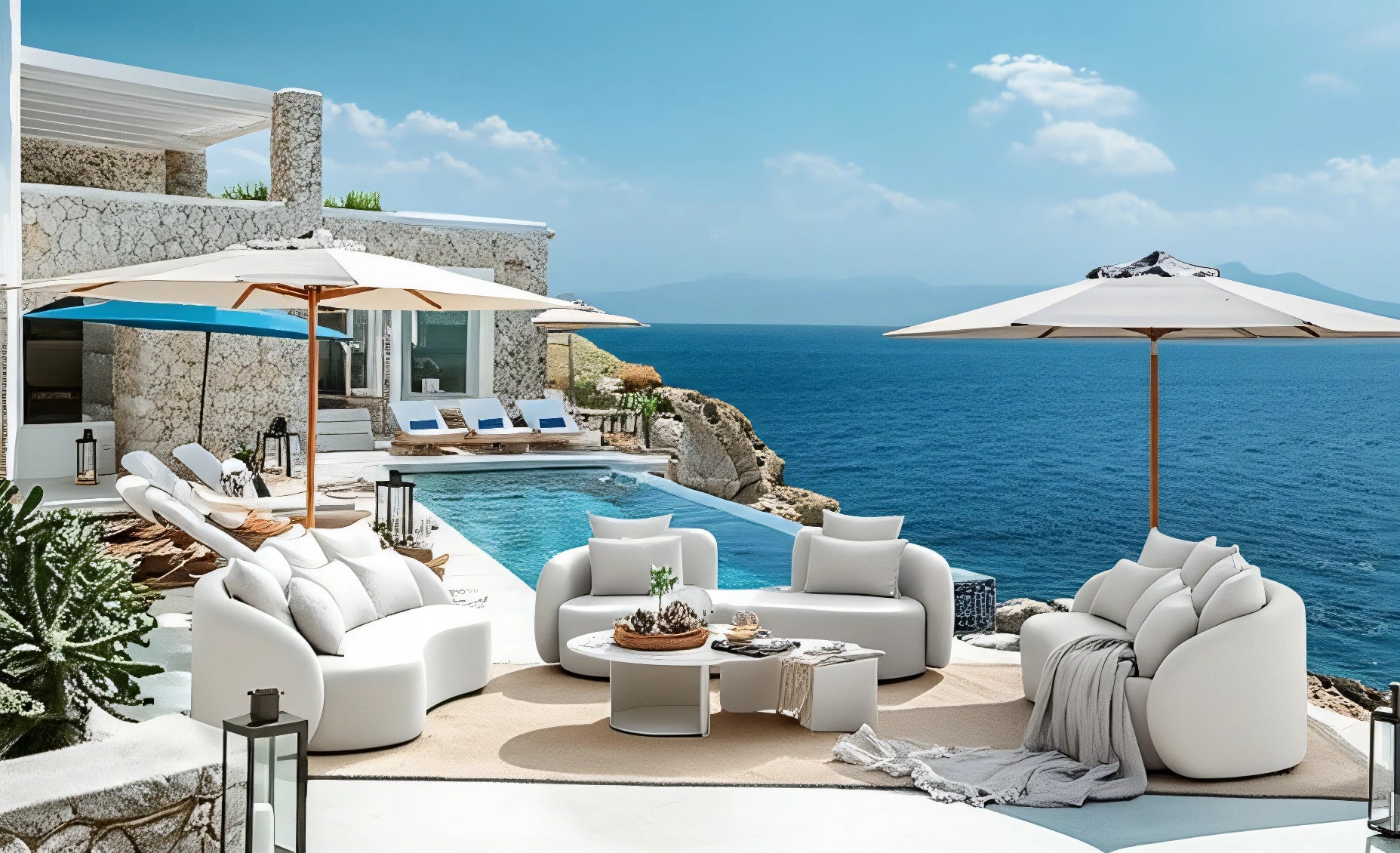 Santorini Garten Loungesofa Set (7-Sitzer) am Pool, umgeben von weißen Tischen und Stühlen. Das modulare Design bietet vielseitige Anpassungsmöglichkeiten, ideal für stilvolle, wetterfeste Outdoor-Entspannungsbereiche.