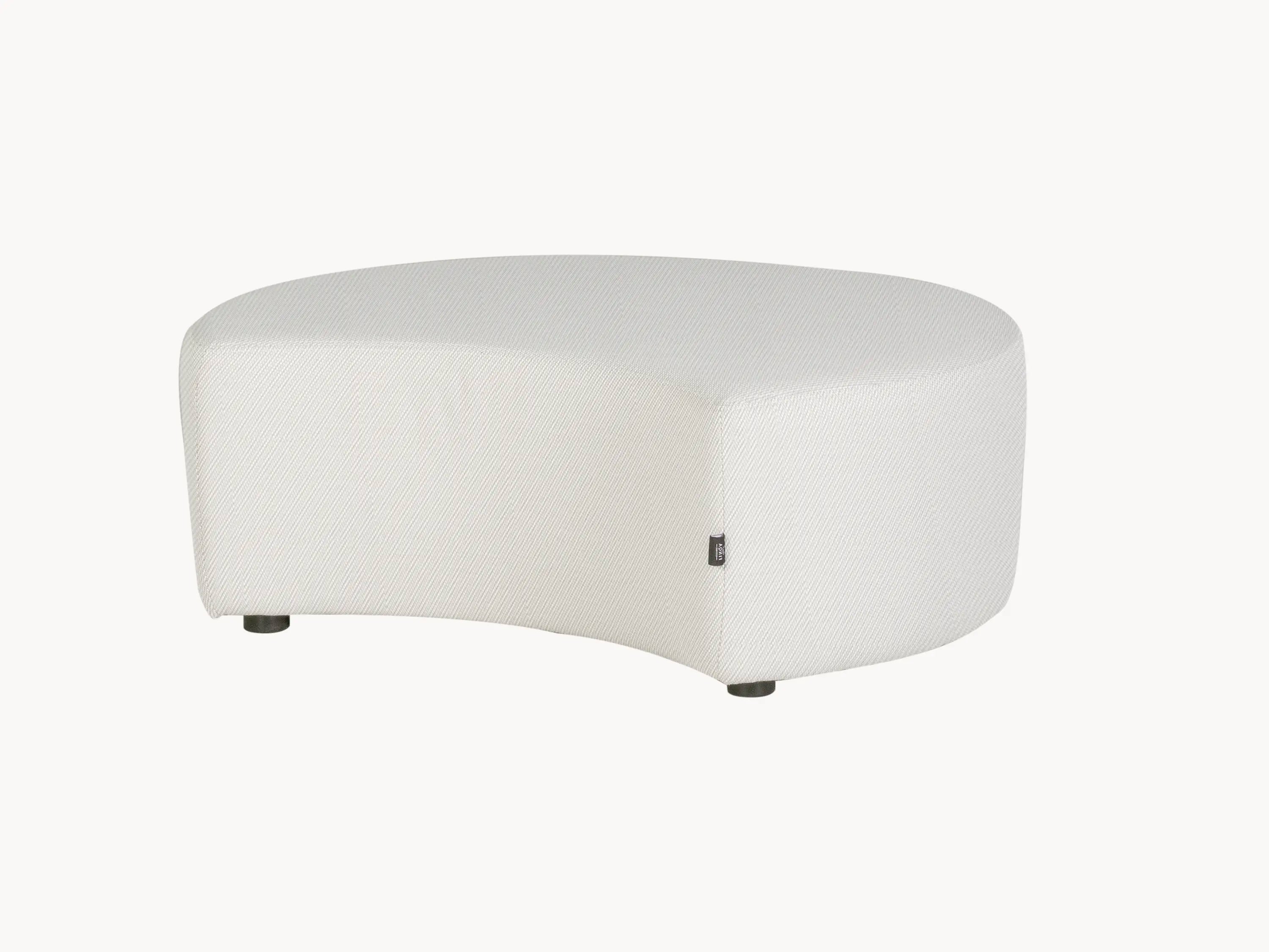Santorini Garten C-Form Ottoman, inspiriert von mediterranem Stil, zeigt dynamische Linien und modulare Flexibilität. Ideal für Outdoor-Bereiche, verbindet er luxuriöse Materialien mit elegantem Design, passend für mehr als zehn Personen.