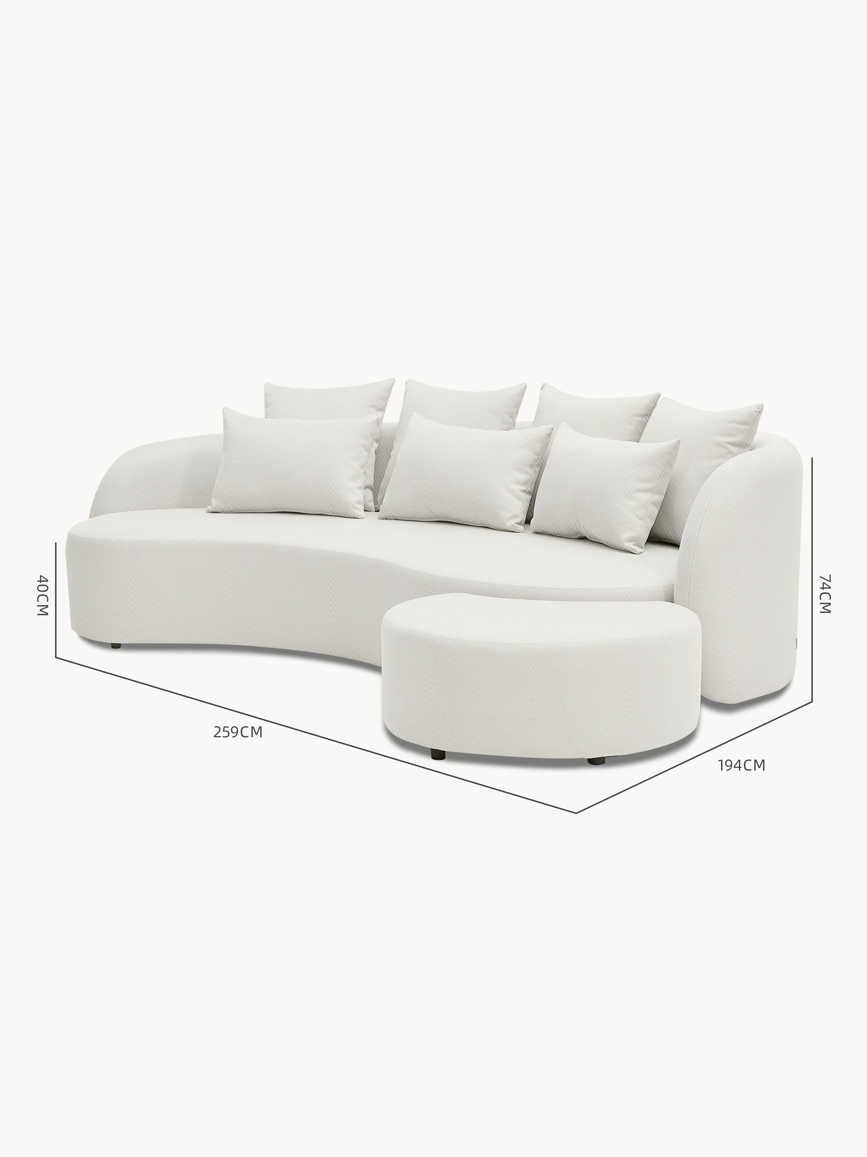 Das Santorini Garten Loungesofa Set (3-Sitzer) präsentiert ein modernes, geschwungenes Design mit off-white Stoff, sechs losen Rückenkissen und passendem halbrundem Ottoman, ideal für flexible Outdoor-Gestaltungen.