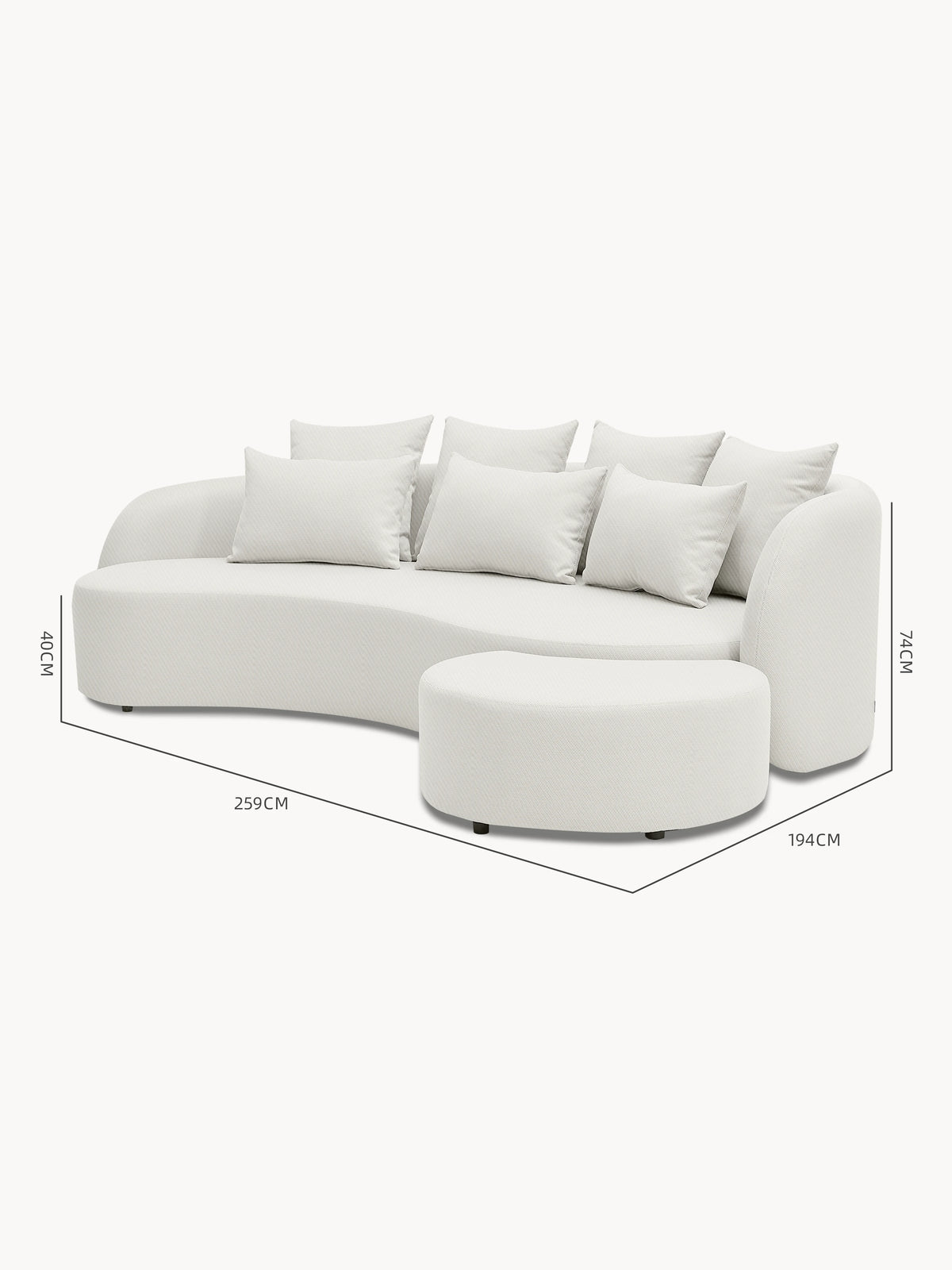 Das Santorini Garten Loungesofa Set (3-Sitzer) präsentiert ein modernes, geschwungenes Design mit off-white Stoff, sechs losen Rückenkissen und passendem halbrundem Ottoman, ideal für flexible Outdoor-Gestaltungen.