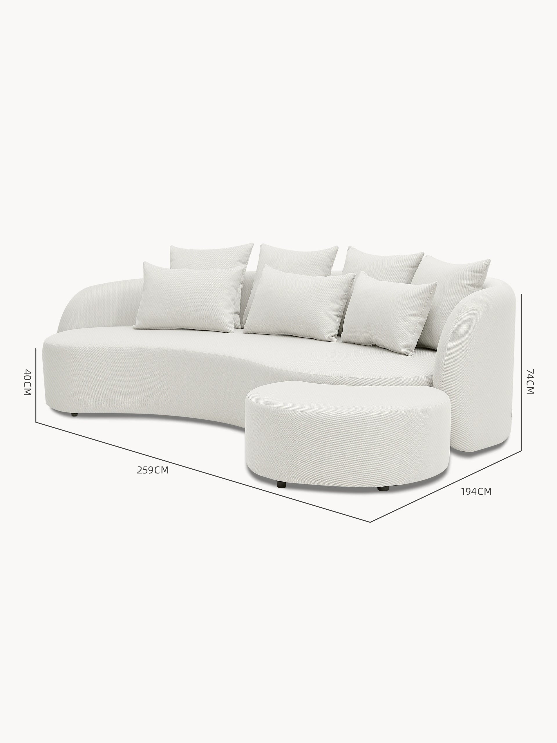 Das Santorini Garten Loungesofa Set (3-Sitzer) präsentiert ein modernes, geschwungenes Design mit off-white Stoff, sechs losen Rückenkissen und passendem halbrundem Ottoman, ideal für flexible Outdoor-Gestaltungen.