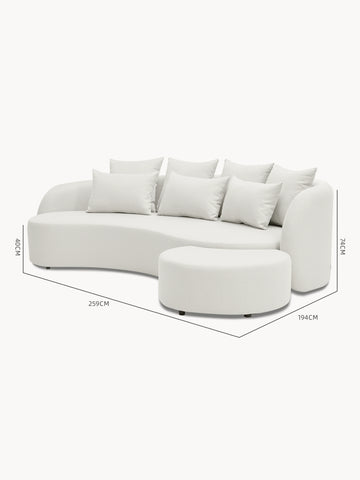 Das Santorini Garten Loungesofa Set (3-Sitzer) präsentiert ein modernes, geschwungenes Design mit off-white Stoff, sechs losen Rückenkissen und passendem halbrundem Ottoman, ideal für flexible Outdoor-Gestaltungen.