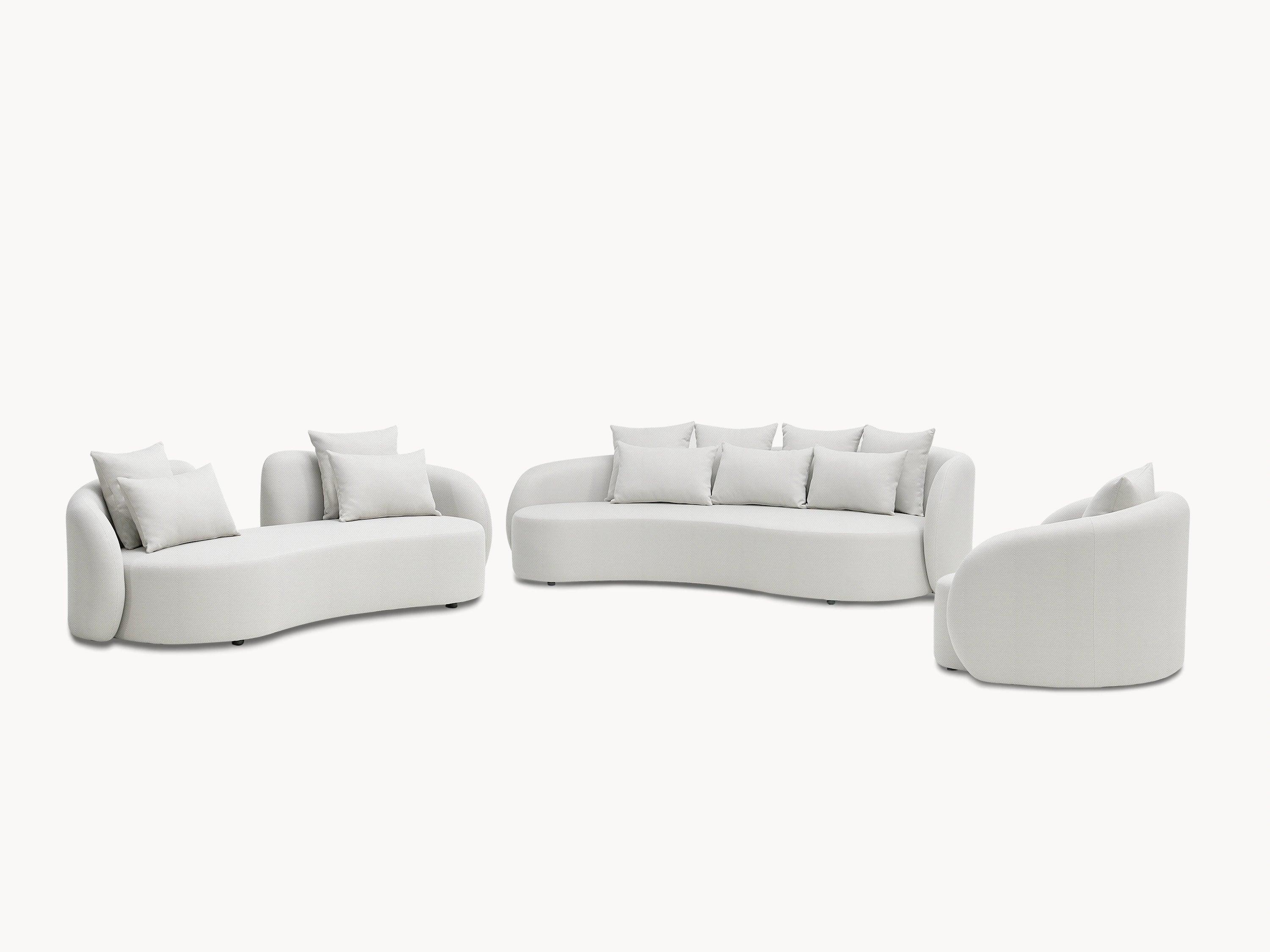 Santorini Garten Loungesofa Set mit weißen Sofas und Kissen, inspiriert von mediterranen Linien. Vielseitig als Dreiersofa oder einzelnes Sofa nutzbar, ideal für stilvolle Outdoor-Entspannung.