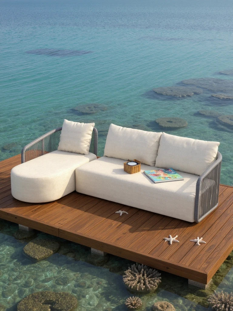 Kapalai Garten Loungesofa Set (4-Sitzer) auf Holzplattform über türkisfarbenem Wasser, mit Korallen und Seesternen sichtbar; modernes, modulares Design inspiriert von tropischen Lagunen für entspannte Outdoor-Erlebnisse.