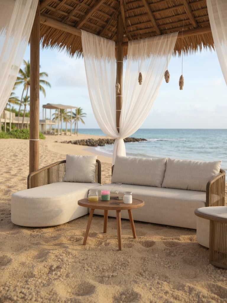 Kapalai Garten Loungesofa Set (4-Sitzer) mit seilgewebtem Design und abgerundeten Armlehnen, unter einem Strandcabana am Wasser, neben einem runden Kaffeetisch aufgestellt.