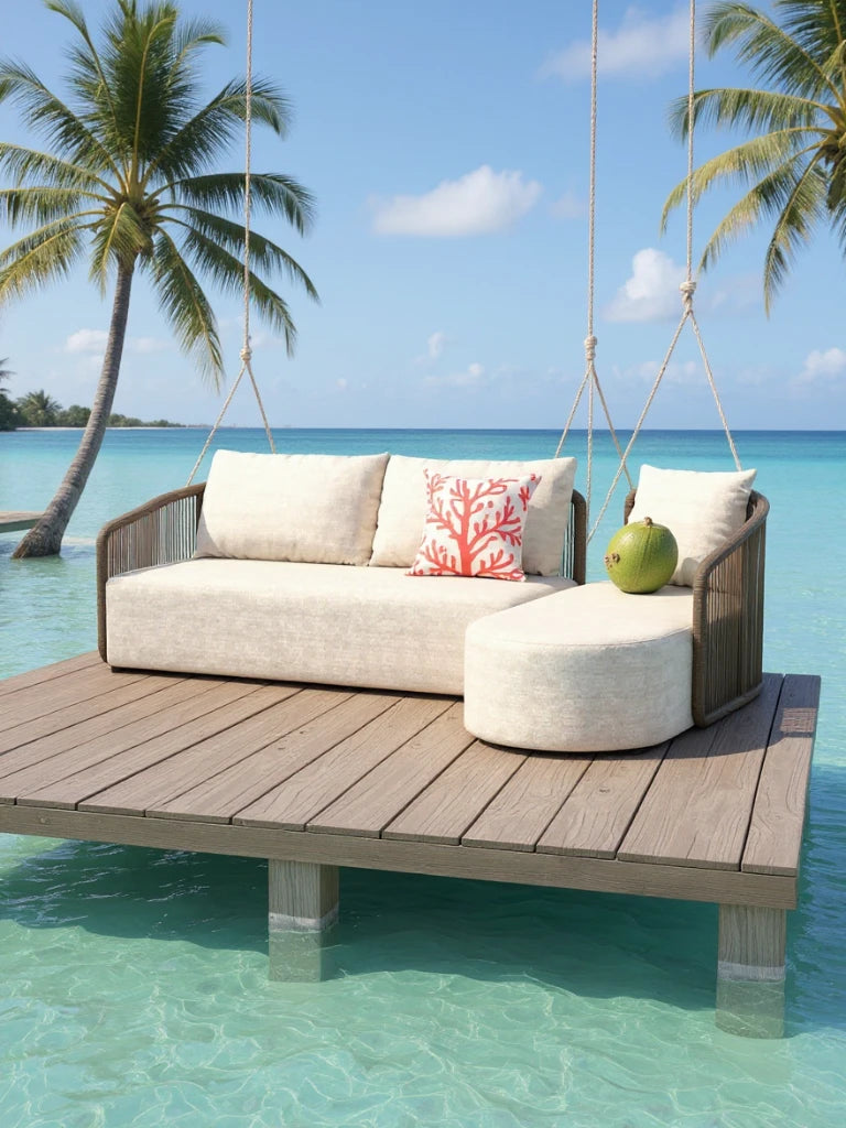 Kapalai Garten Loungesofa Set (4-Sitzer) schwebt elegant über klarem Wasser, mit beige Kissen und einem roten Korallendesign-Kissen, verkörpernd entspannte, stilvolle Outdoor-Ästhetik von Finqa GmbH.