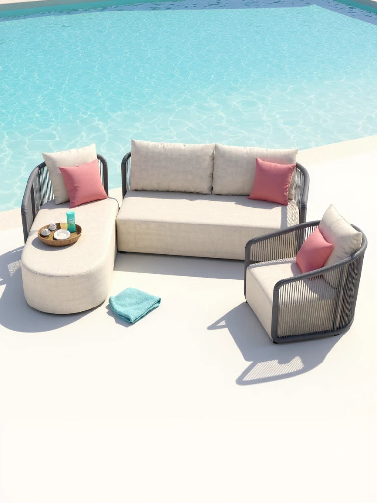 Kapalai Garten Loungesofa Set (5-Sitzer) mit beige gepolstertem L-förmigem Sofa, passendem Sessel und ovalem Ottomane, ideal für stilvolle, flexible Poolside-Entspannung im minimalistischen, modernen Design.