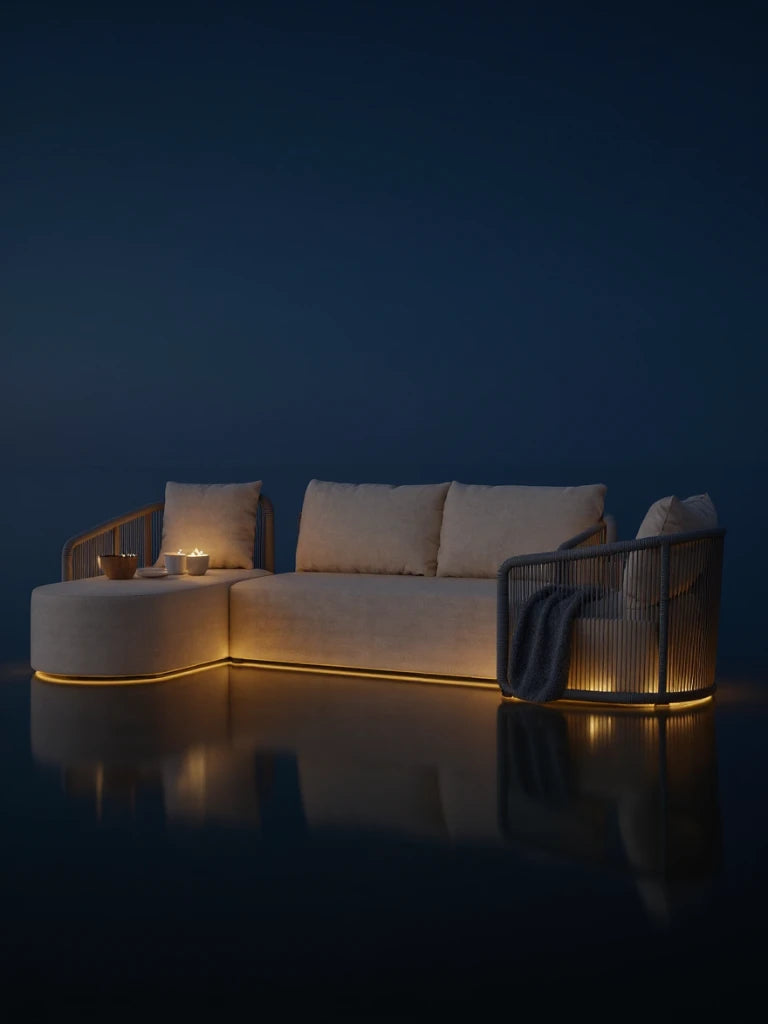 Kapalai Garten Loungesofa Set (5-Sitzer) mit hell-beiger Polsterung, sanft geschwungenem Chaiselongue, schlanken, seilumwickelten Armlehnen und warmem, amberfarbenem LED-Licht am Sockel für eine stimmungsvolle Atmosphäre.