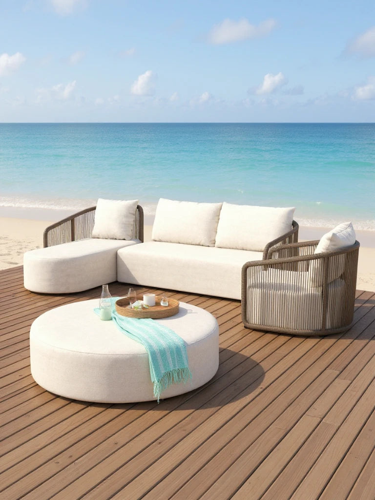 Kapalai Garten Loungesofa Set (5-Sitzer) auf Holzdeck mit geflochtenen Seilrahmen, Ottomane und Tablett, bietet stilvolle Entspannung mit modularer Flexibilität, ideal für Strandnähe.